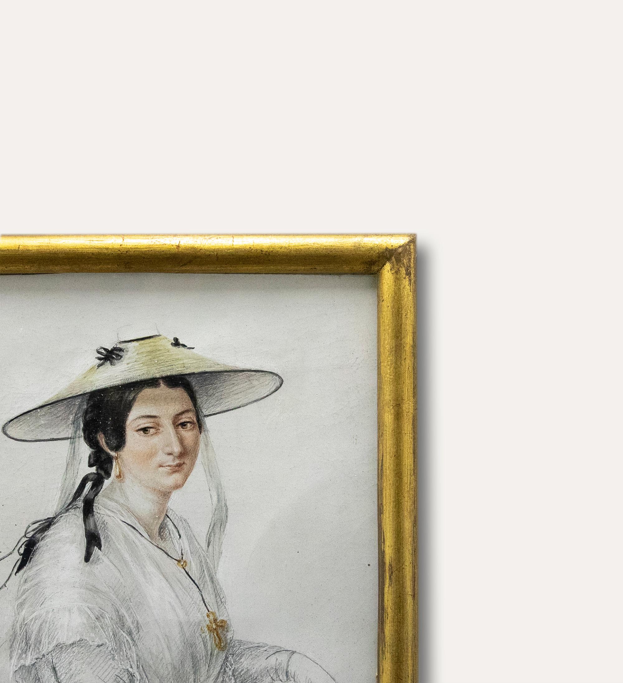 Eine reizvolle Porträtstudie, die eine in weiße Spitze gekleidete Frau zeigt. Sie trägt eine Haube mit schwarzen Verzierungen, die zu der Schleife in ihrem Haar passen, und stützt ihren Arm auf einen Blumenkorb. Zart und detailliert in Aquarell und
