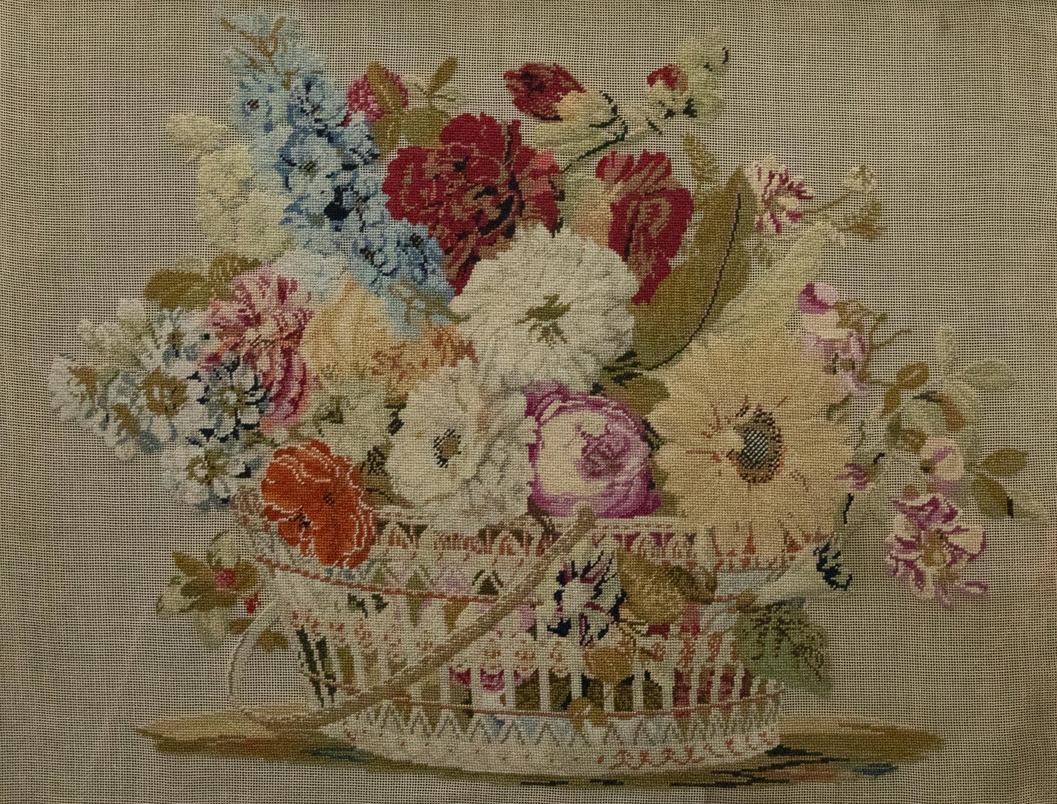 Travail à l'aiguille de la fin du 19e siècle encadré en érable - Un panier de fleurs en vente 1