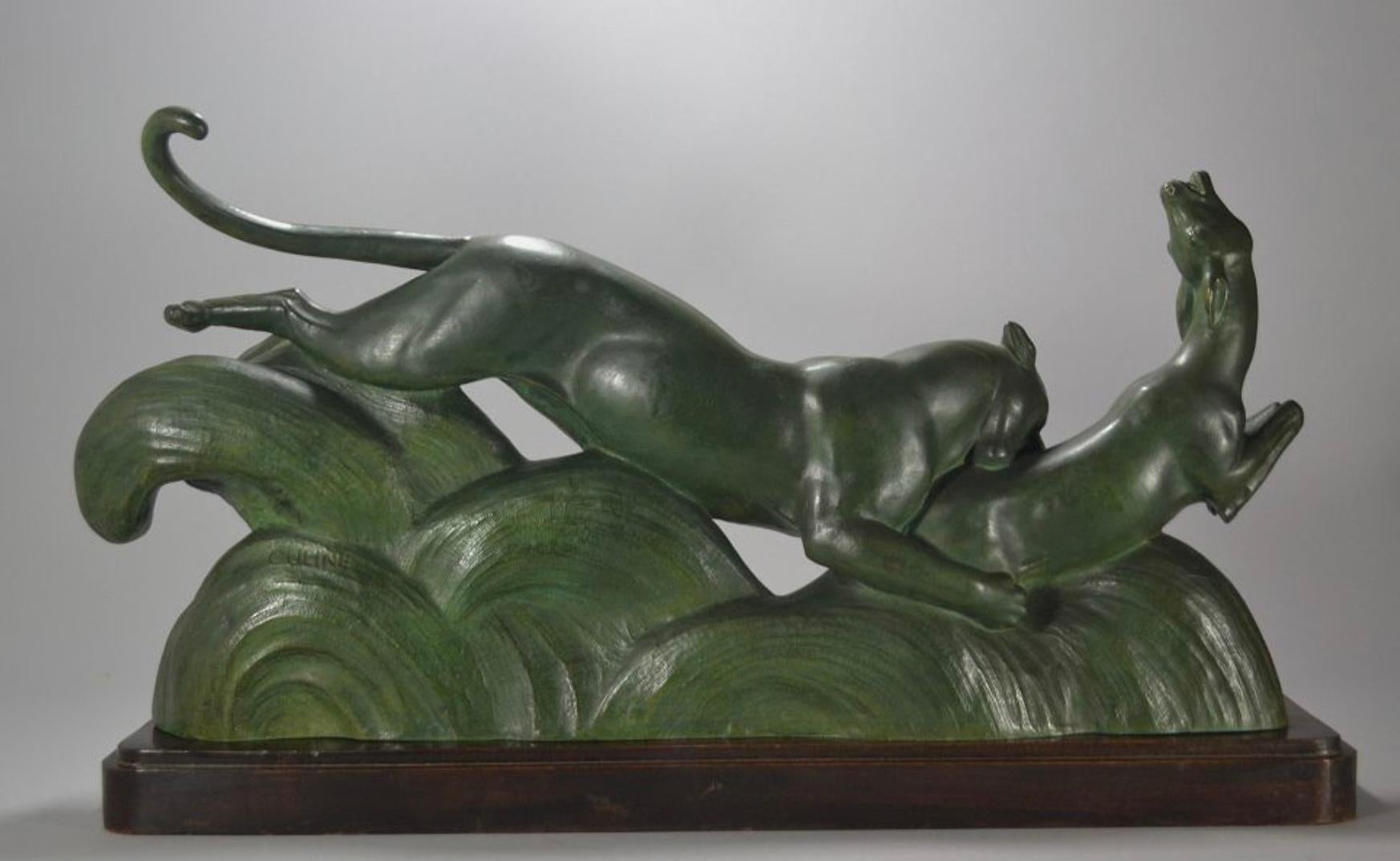 Sculpture française Art déco en bronze représentant une panthère et une gazelle par Alexander Ouline. Elle représente des animaux en action, une sorte de sol forestier abstrait en bronze, le tout monté sur une base en bois. Ouline était un artiste