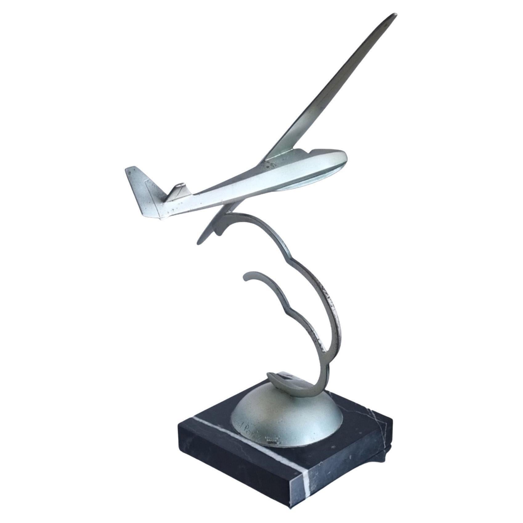 Statue en bronze de Roland Paris Planeur 1933. Ce planeur était à l'origine basé sur le Schneider Grunau Baby Glider de 1931. Il détient le record du monde du plus long vol continu, plus de 22 heures, et reste le planeur le plus piloté jusqu'en