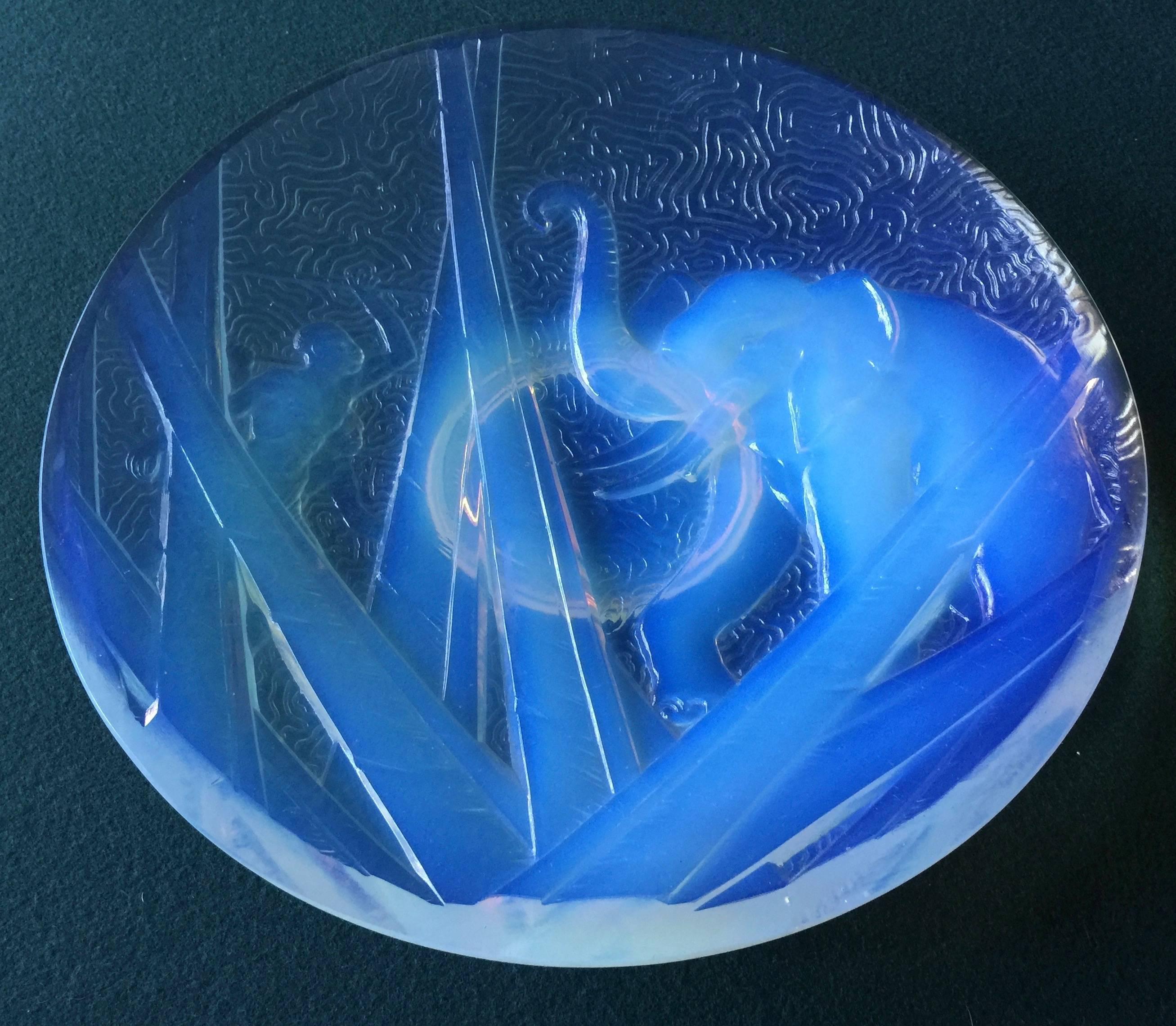 Dieser atemberaubende und äußerst seltene Art-Déco-Präsentationsteller aus opalisierendem Glas aus den 1930er Jahren wurde von Müller Freres in Luneville, Frankreich, hergestellt. Ein wunderschönes afrikanisches Thema spiegelt die Designrichtung und