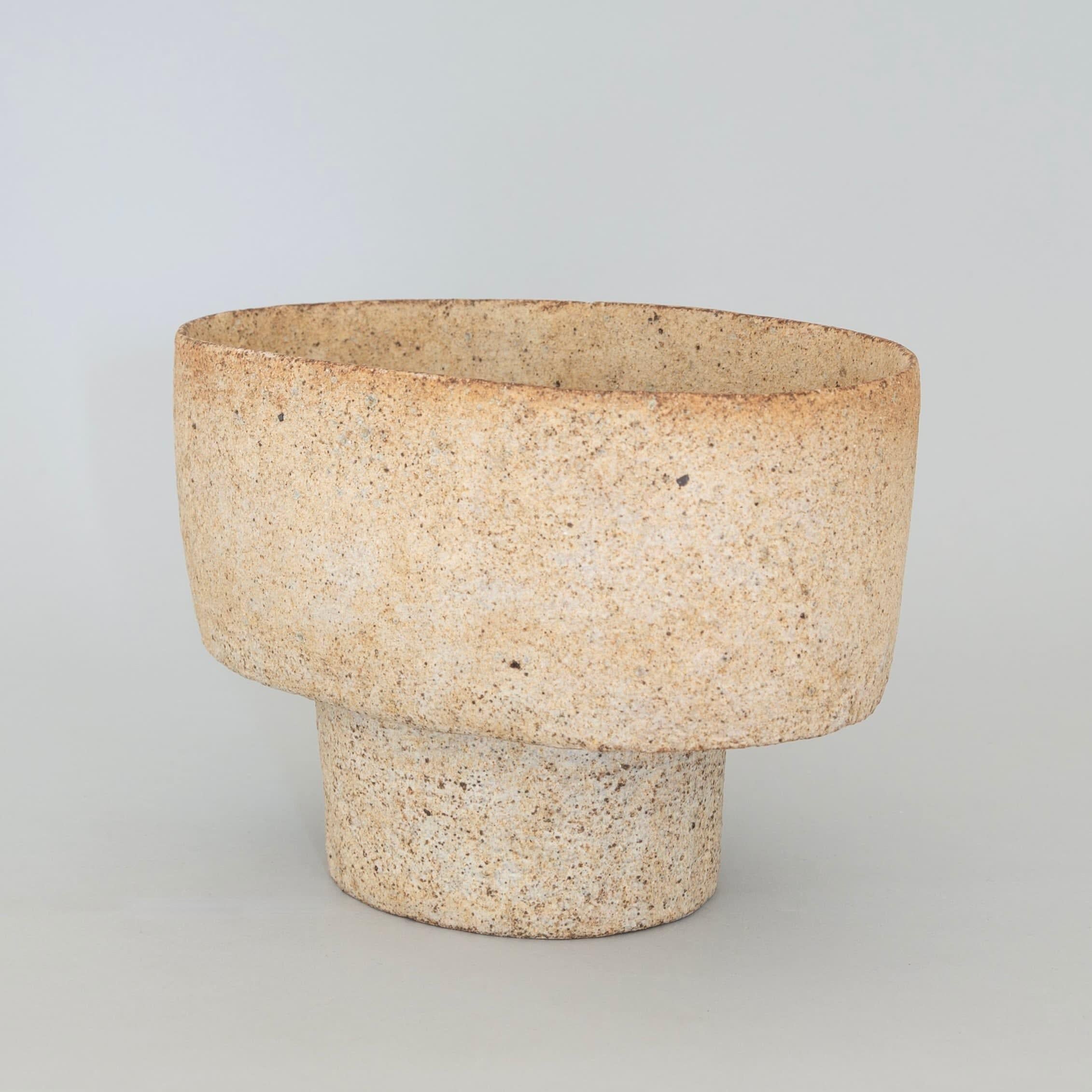 Vaso a forma di barca, gres con smalti a secco di Paul Philp

Informazioni aggiuntive:
Mezzo: Gres con smalti a secco
Diametro 22,5 cm (8 7/8 in)
Altezza 15 cm (5 8/9 in)
Firmato dall'impronta del sigillo del vasaio

Paul Philp è un ceramista che