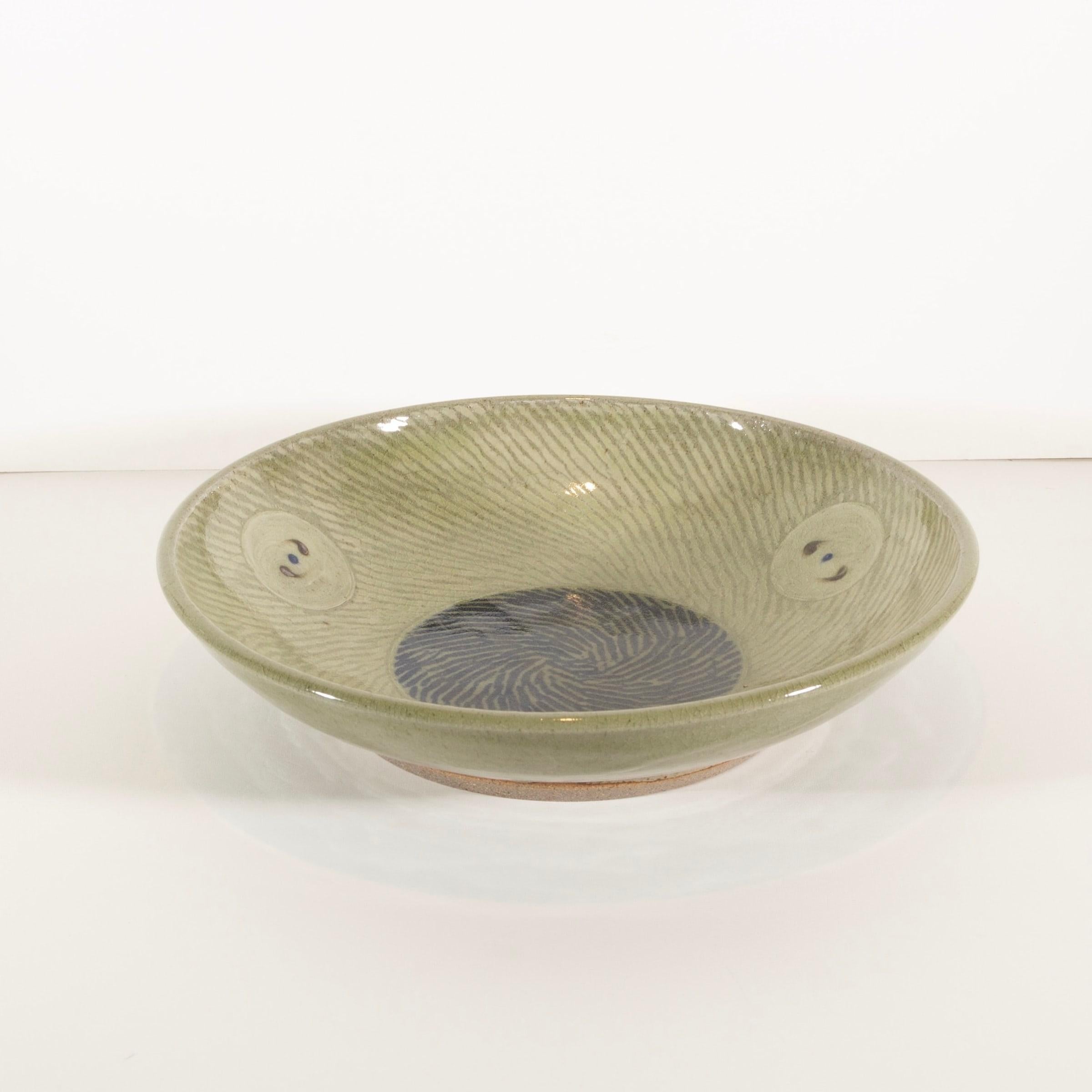 Bol ouvert tourné (Four Circles), grès de William Plumptre, 2019

Informations complémentaires :
Support : Grès à engobe bleu, blanc et brun sous une glaçure à la cendre de bois
Diamètre 38 cm (15 in)
Signé avec un monogramme sur la face