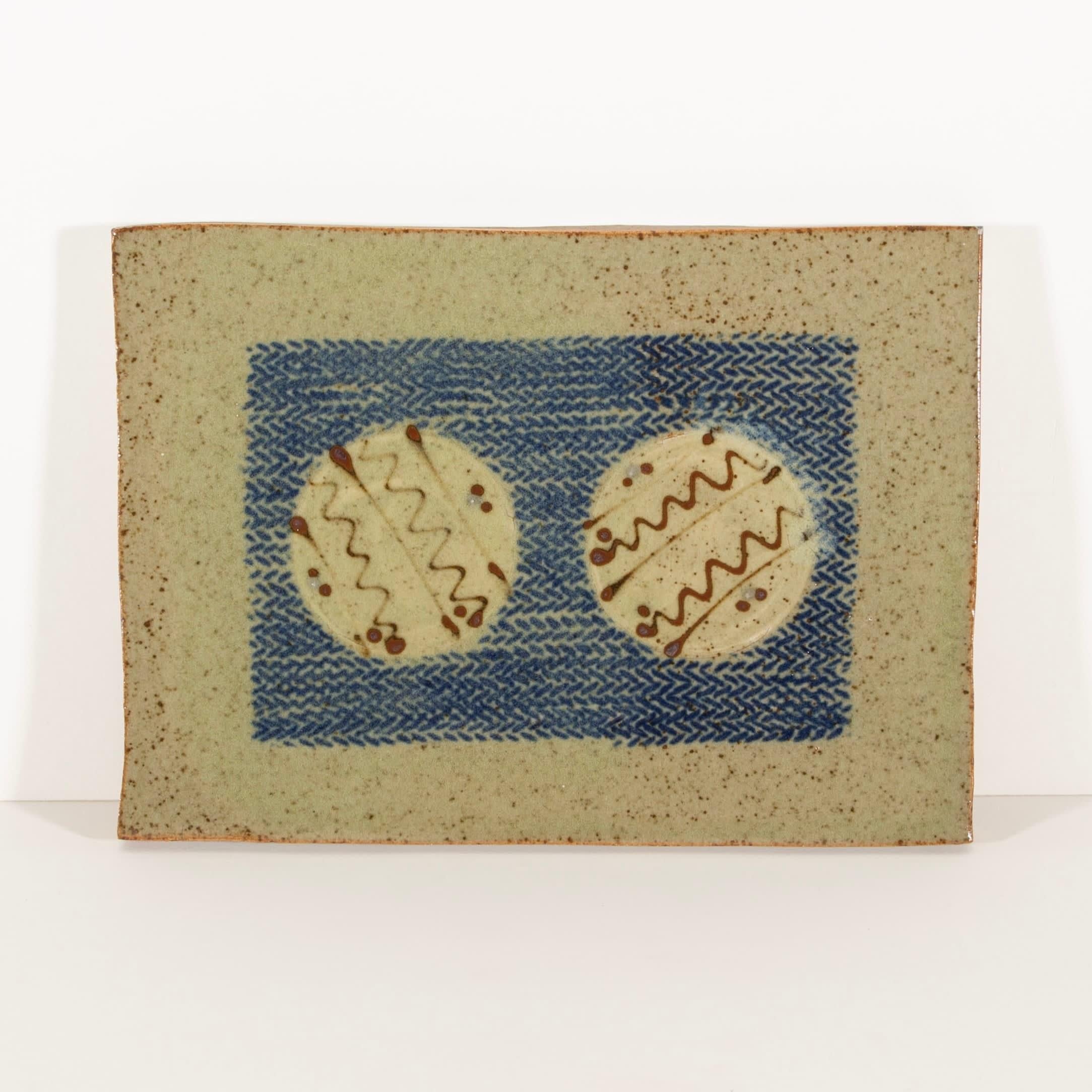Azulejo grande con dos círculos, gres de William Plumptre, 2019

Más información:
Soporte: Gres con engobe azul, blanco y marrón bajo vidriado de ceniza de madera
anchura 30,5 cm (12 pulg.)
Firmado con monograma en la parte inferior

Durante las dos