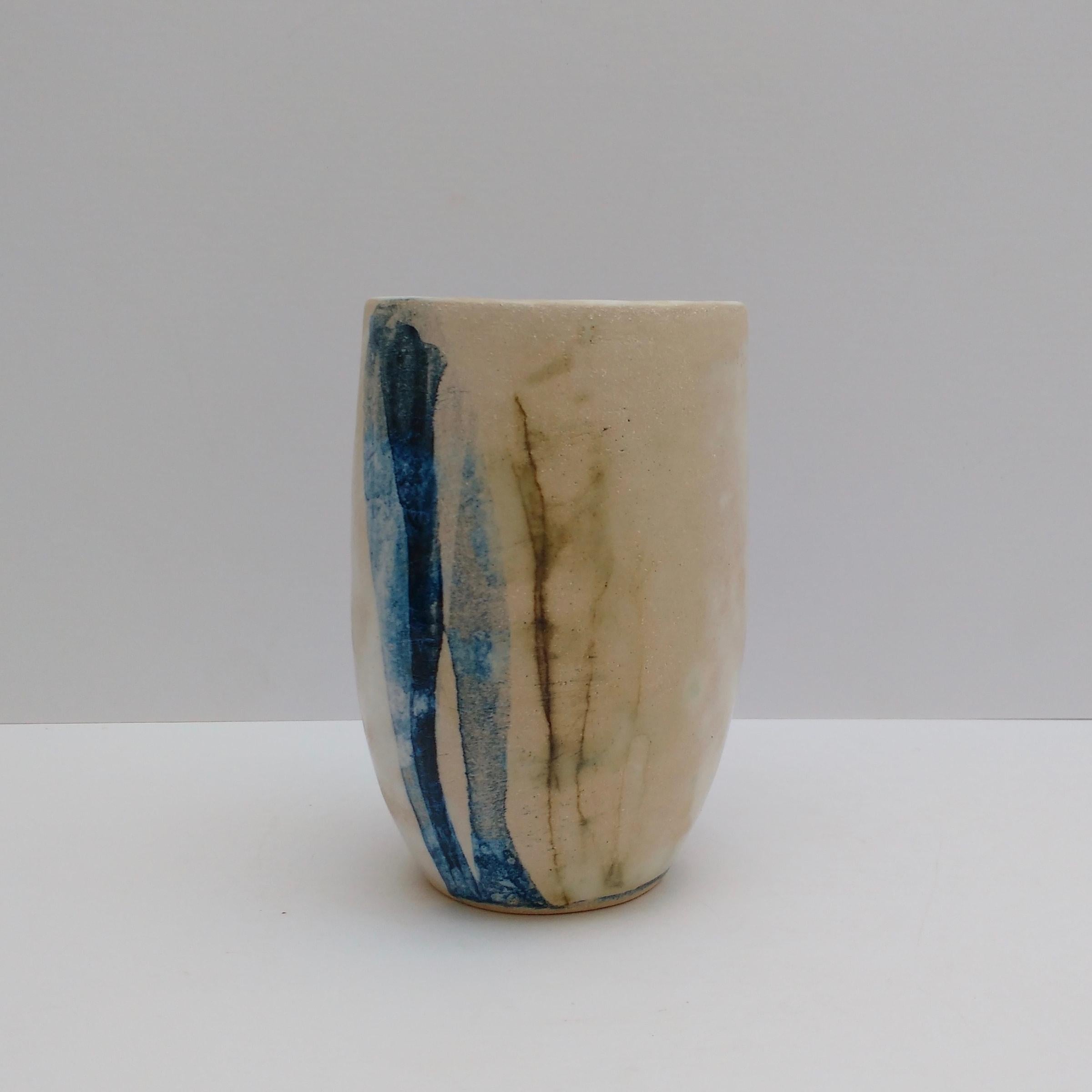 Vase avec abstraits bleus par Leslie Mckinley Howell, 2018 - Art de Leslie McKinley Howell