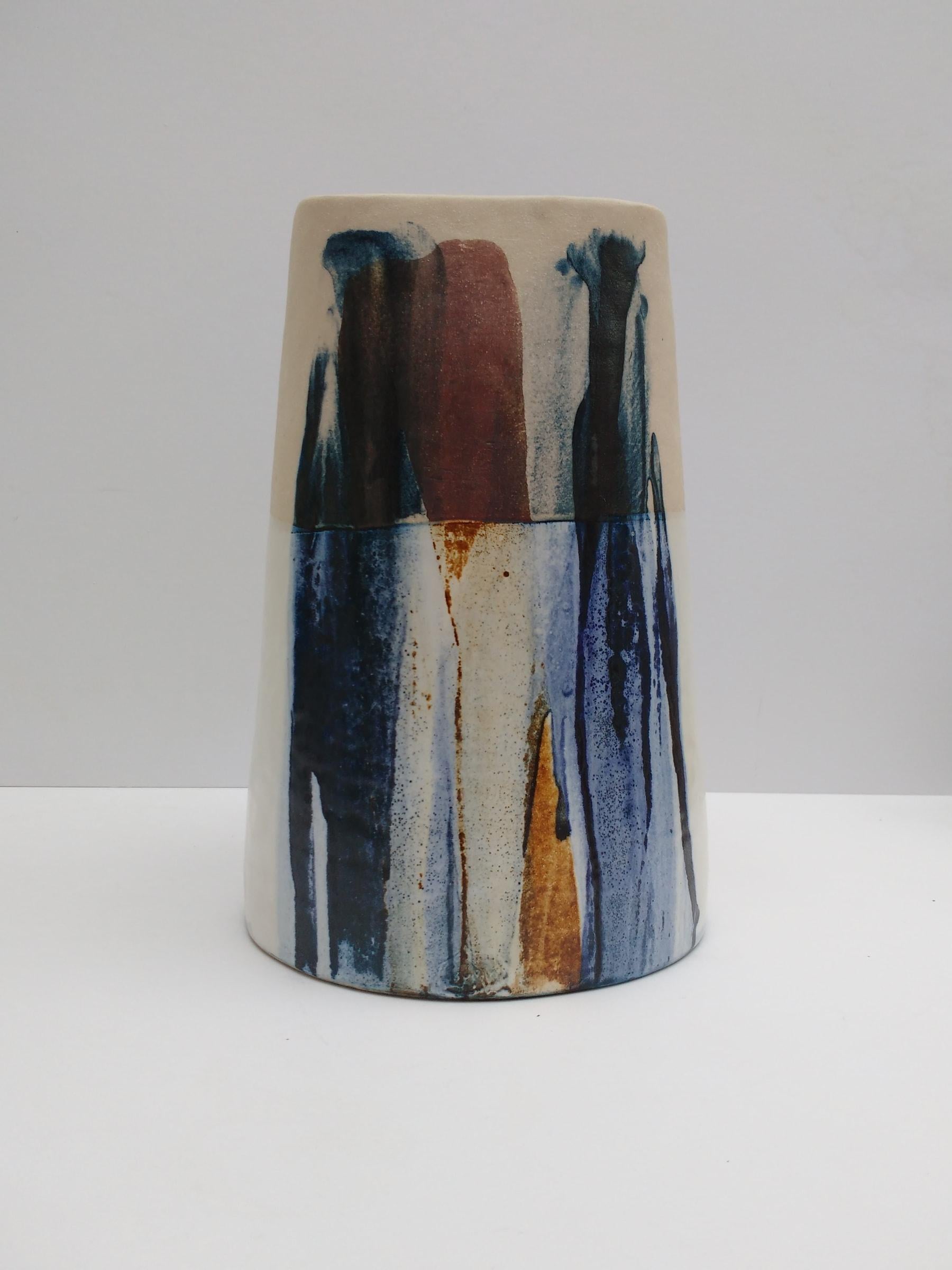 Vase abstrait bleu en grès avec glaçures par Leslie Mckinley Howell, 2018 - Art de Leslie McKinley Howell
