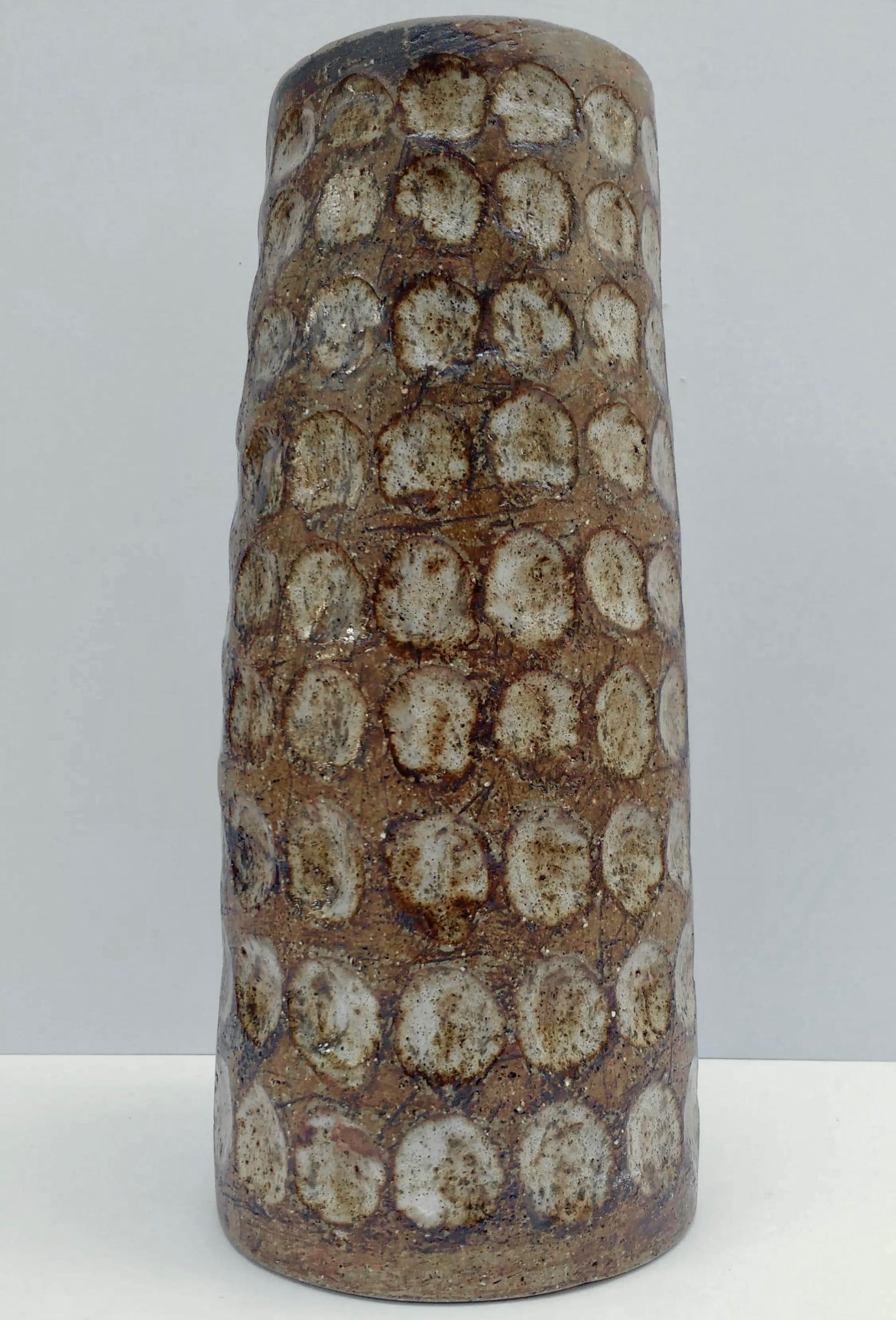 Gefäß mit Schaufeln, Steingut mit Glasuren von Leslie Mckinley Howell, 2017 – Art von Leslie McKinley Howell