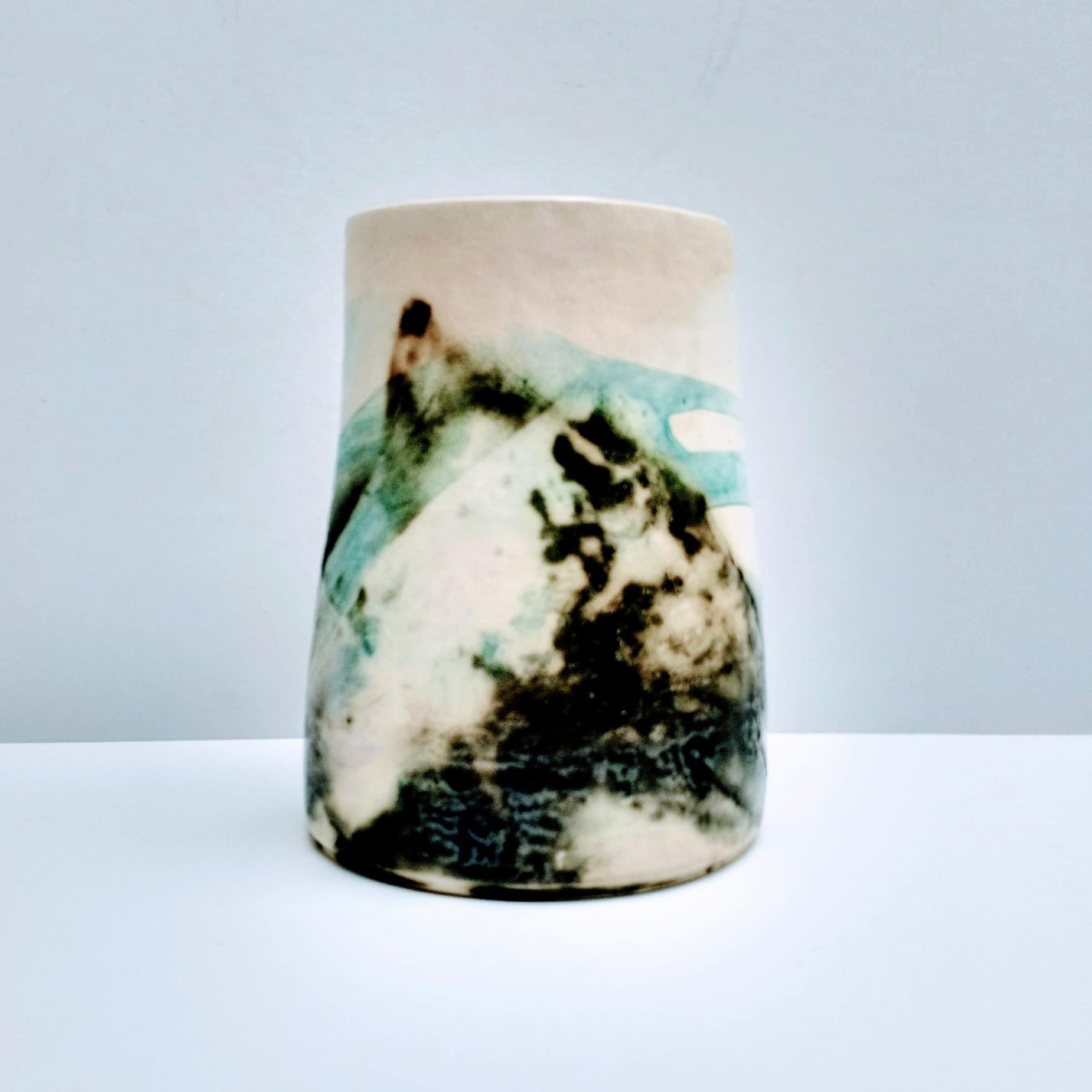 Vase abstrait bleu en grès avec glaçures de Leslie Mckinley Howell, 2020 - Art de Leslie McKinley Howell