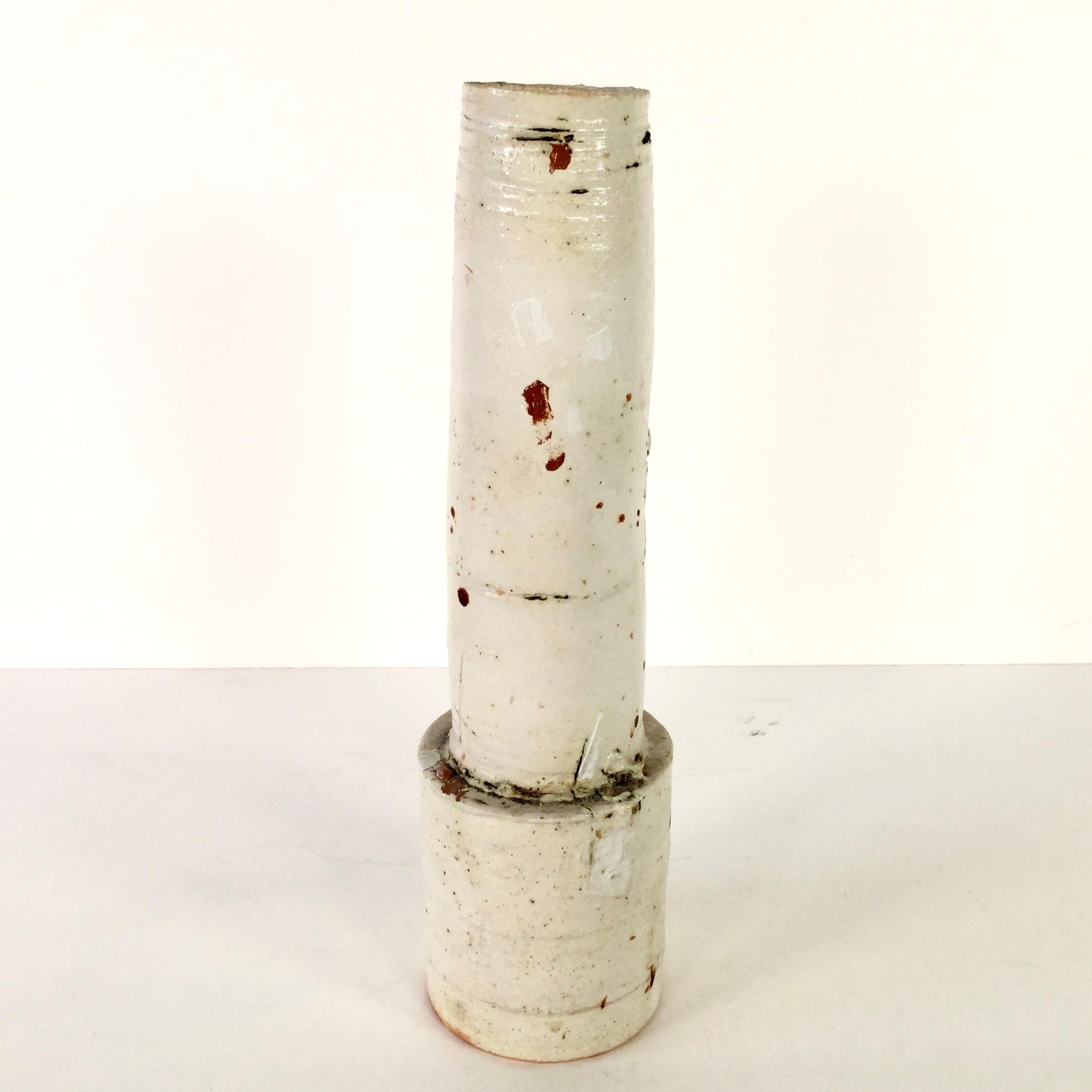 Vase cylindrique, grès avec glaçures de Robin Welch

Informations complémentaires :
Support : Grès avec émaux
Hauteur 24,5 cm (9 5/8 in)
Signé avec initiales par impression

Provenance
Collectional, UK