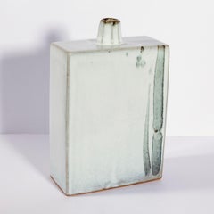 Botella grande de losa, gres con esmaltes nuka y ocre, por Peter Swanson