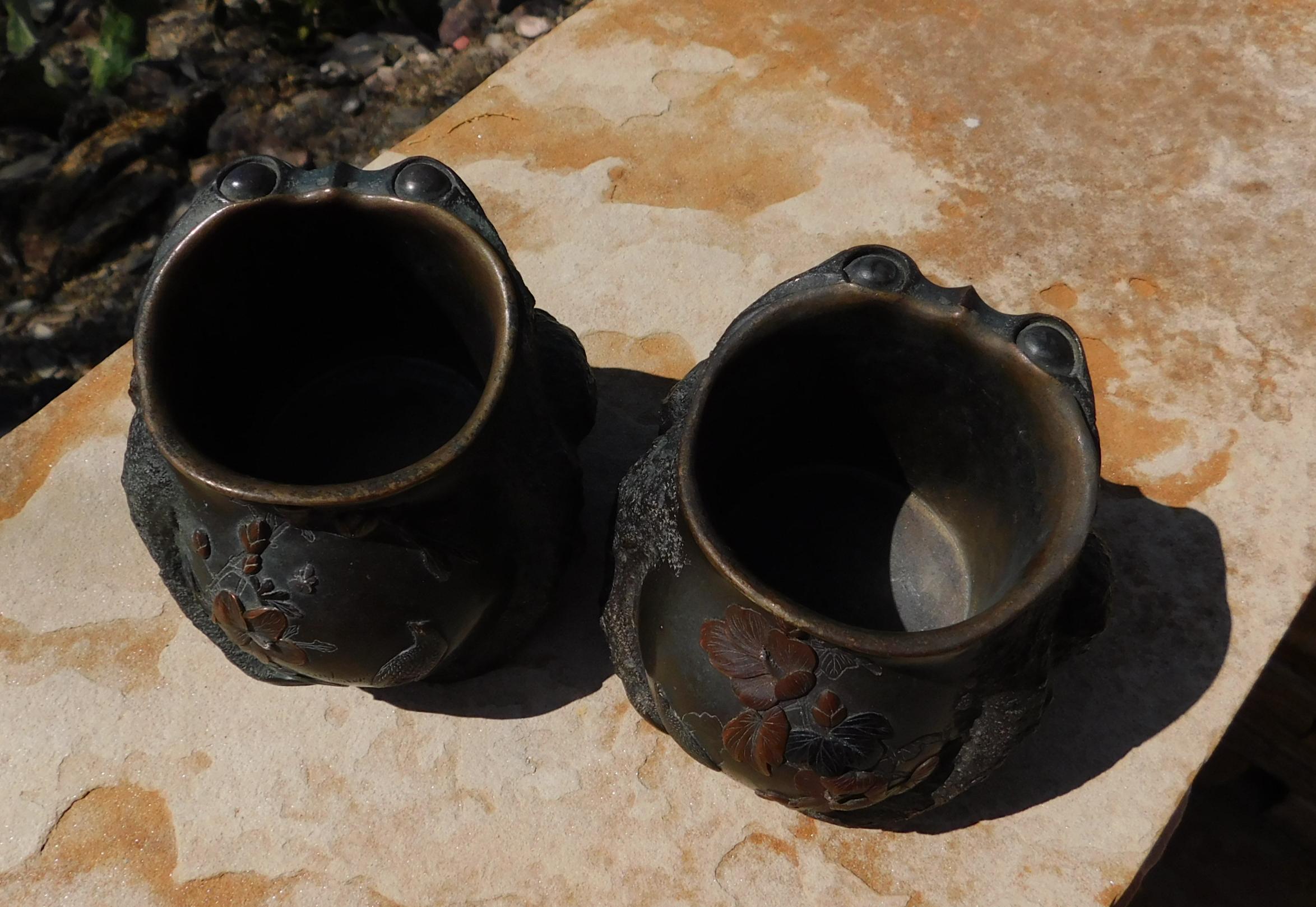Paire de pots à pinceaux japonais en bronze et alliage de la période Meiji en vente 8