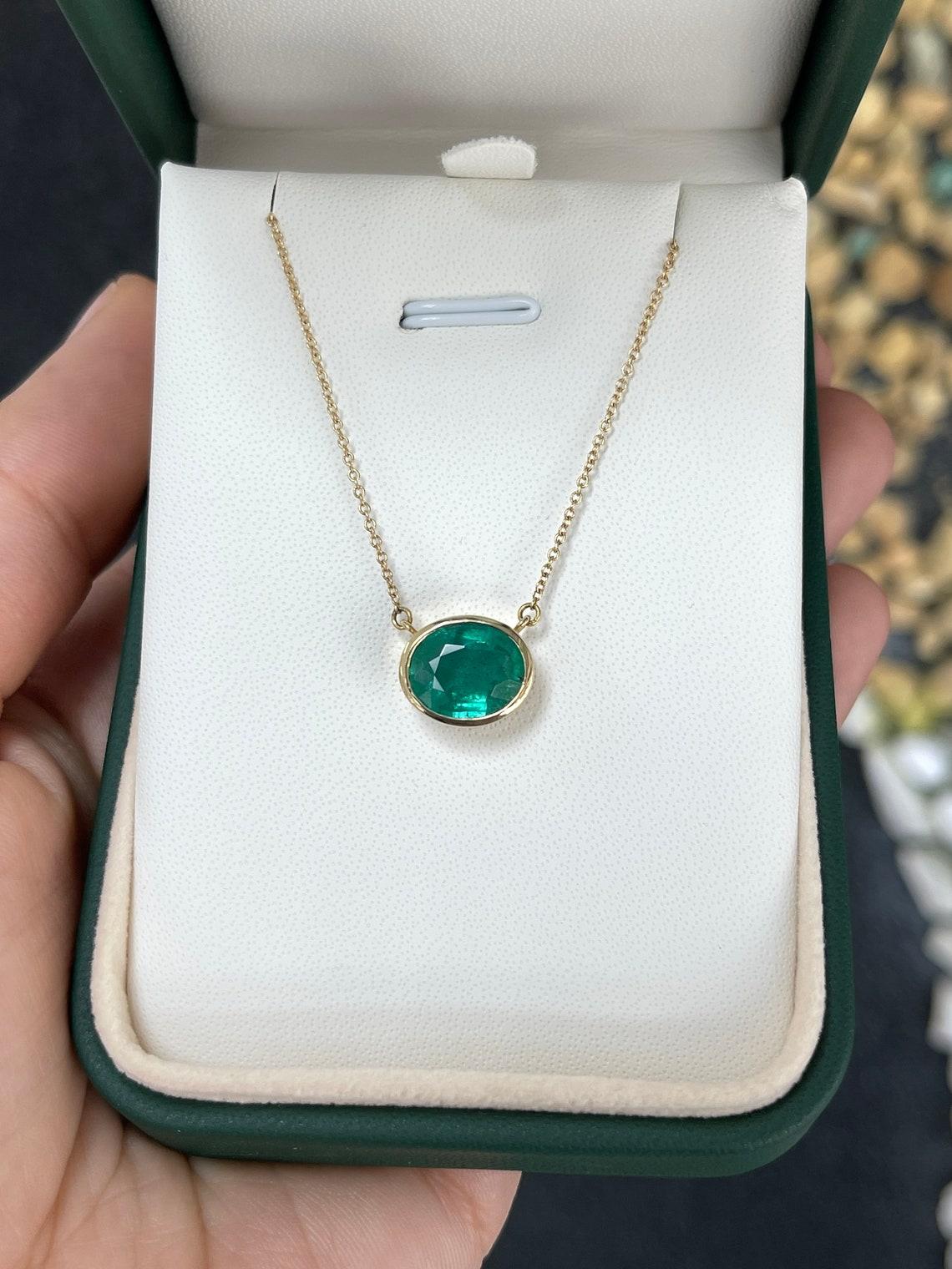 Modern 3.20ct 14K Oval Cut Emerald Bezel Set Pendant Necklace East to West May For Sale