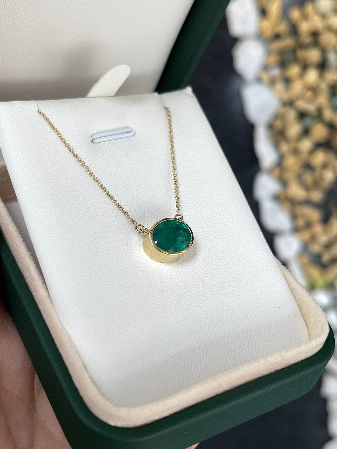 3.20ct 14K Oval Cut Emerald Bezel Set Pendant Necklace East to West May In New Condition For Sale In Jupiter, FL