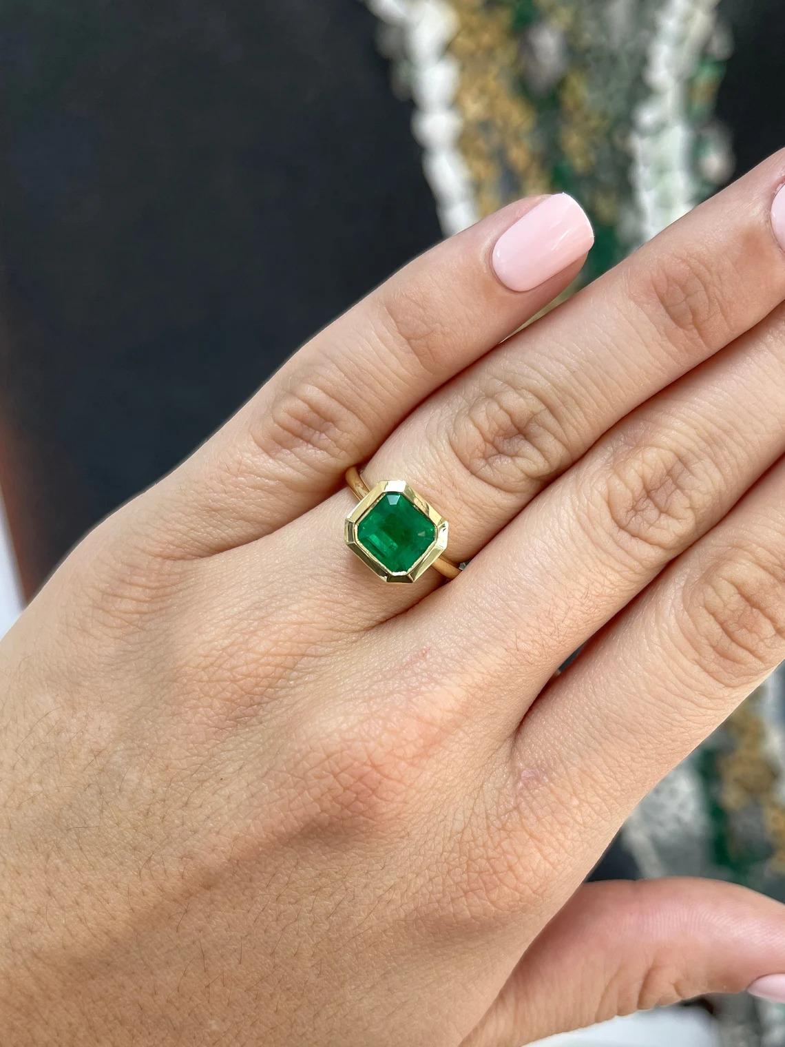 Modern 3.20ct 18K AAA+ Fine Quality Asscher Cut Colombian Emerald Solitaire Bezel Ring For Sale