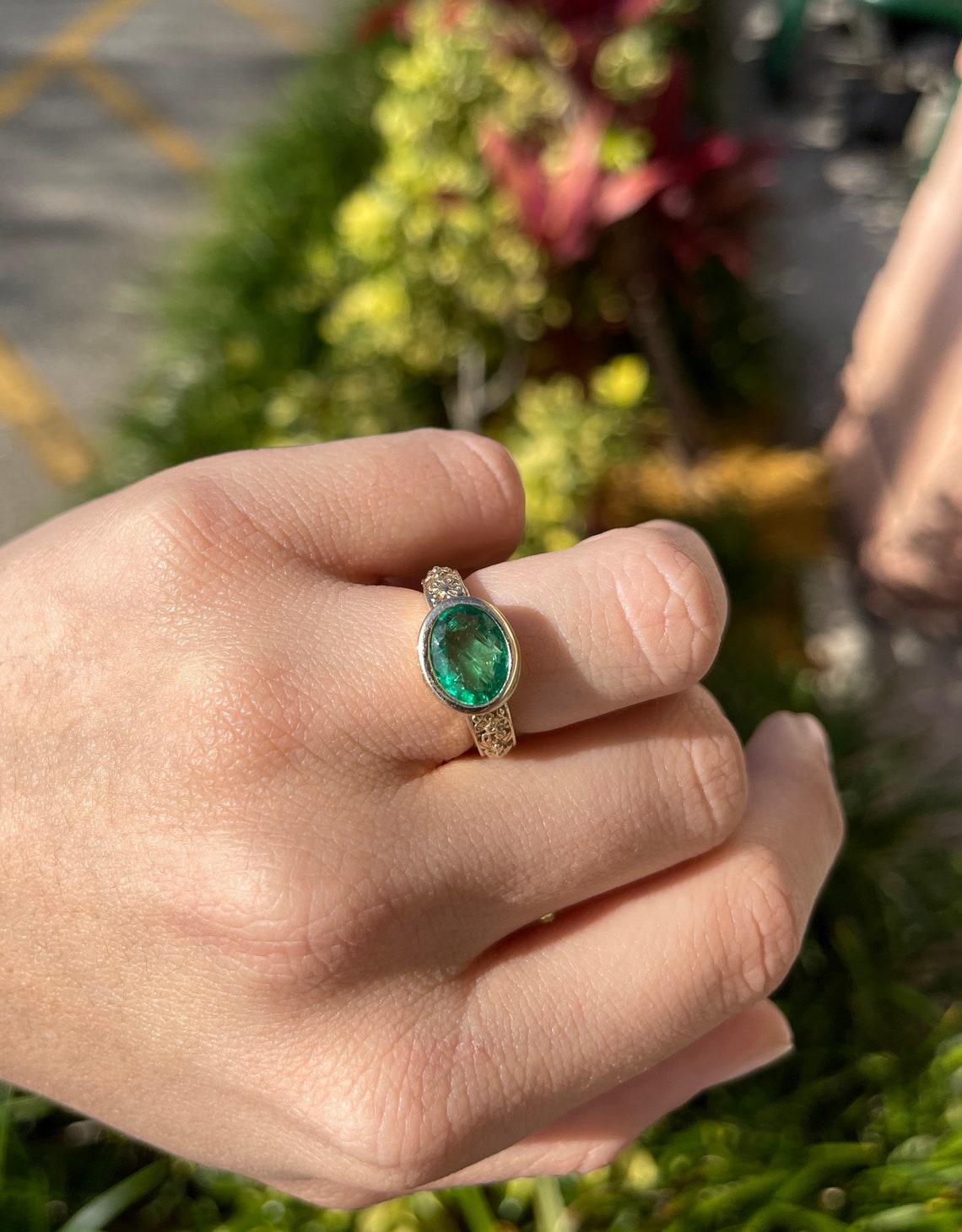 3.20cts 14K Natural Emerald-Oval Cut Solitaire Gold Ring In New Condition For Sale In Jupiter, FL