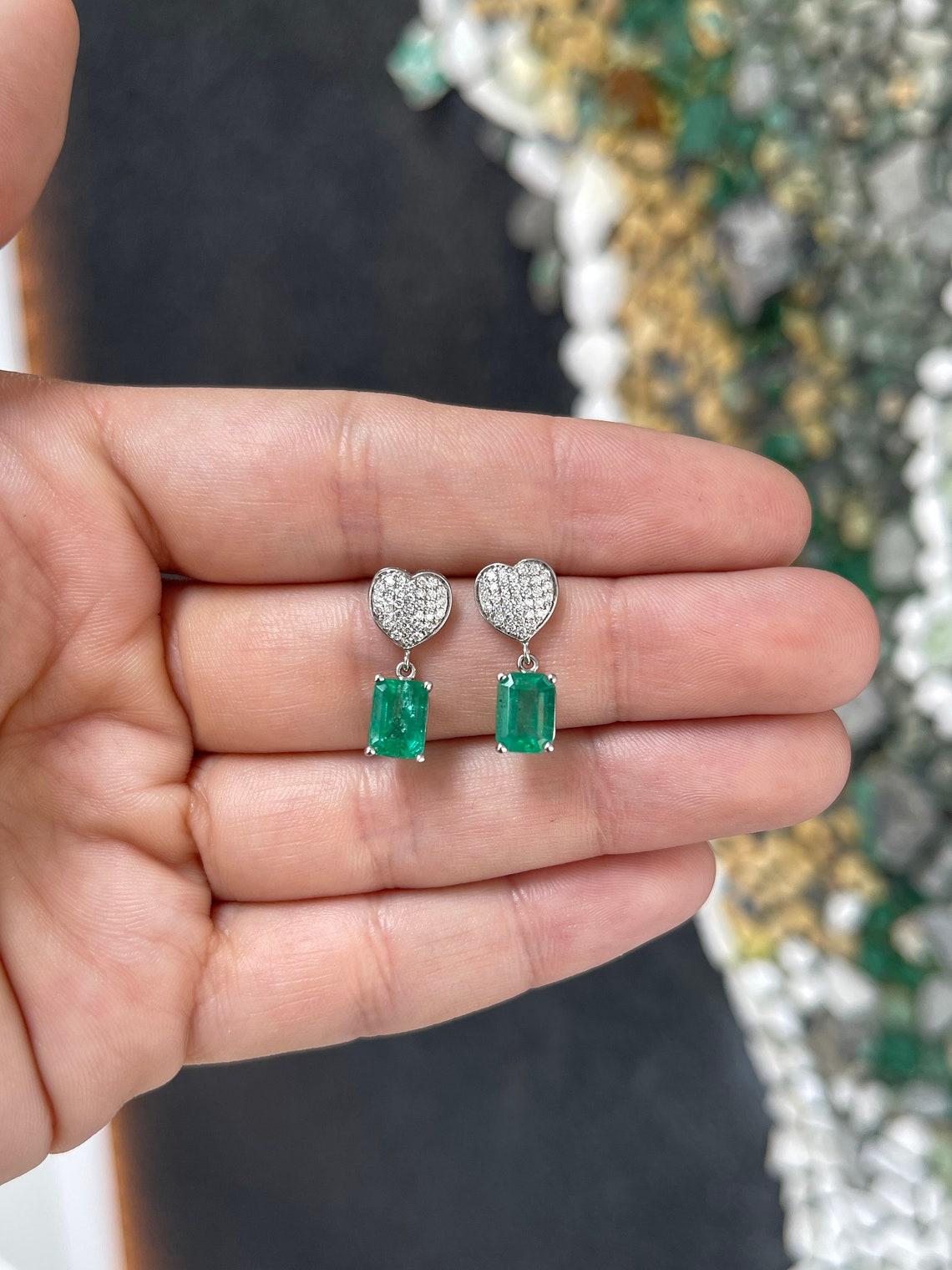 Diese exquisiten Ohrhänger strahlen Eleganz und Romantik aus. Die Smaragde im Smaragdschliff haben ein Gesamtgewicht von 2,80 Karat und bestechen durch einen satten, mittel-dunkelgrünen Farbton und halbtransparente Klarheit. Diese Ohrringe hängen an