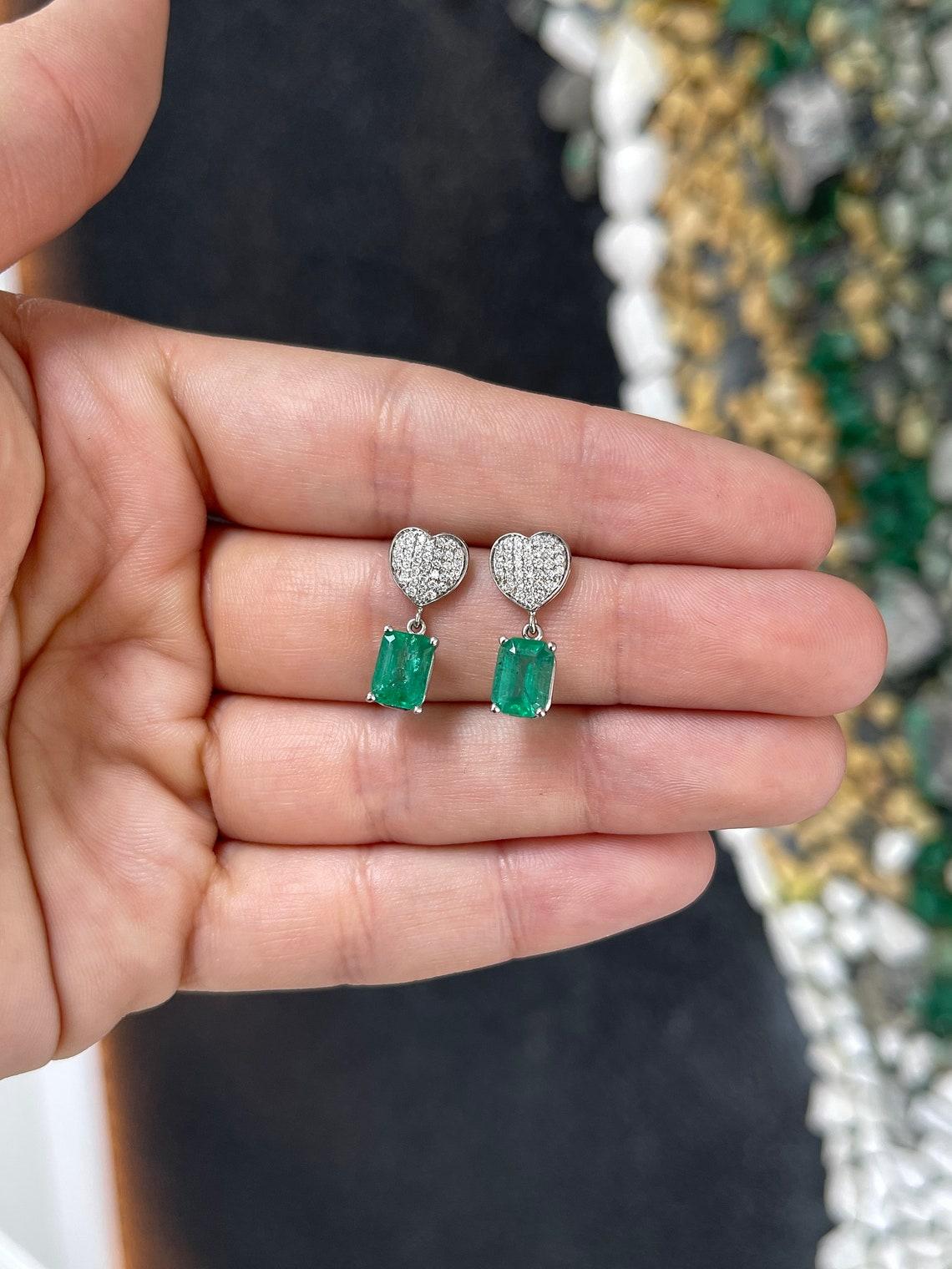 3,20tcw 14K Smaragd & Diamant Herz-Ohrringe mit reichhaltigem grünem Smaragd in Krappenfassung mit Smaragd (Moderne) im Angebot