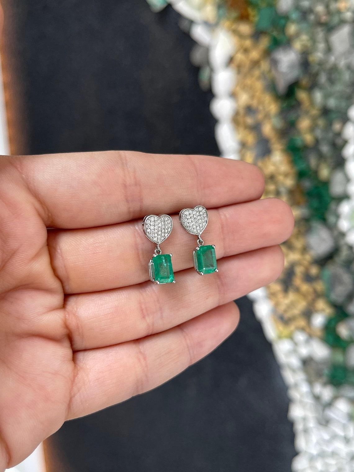 3,20tcw 14K Smaragd & Diamant Herz-Ohrringe mit reichhaltigem grünem Smaragd in Krappenfassung mit Smaragd (Smaragdschliff) im Angebot