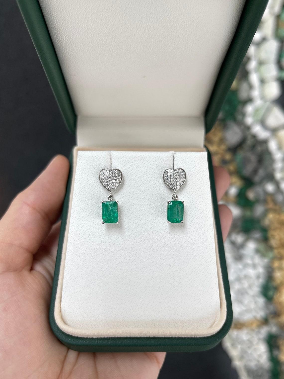 3,20tcw 14K Smaragd & Diamant Herz-Ohrringe mit reichhaltigem grünem Smaragd in Krappenfassung mit Smaragd im Zustand „Neu“ im Angebot in Jupiter, FL