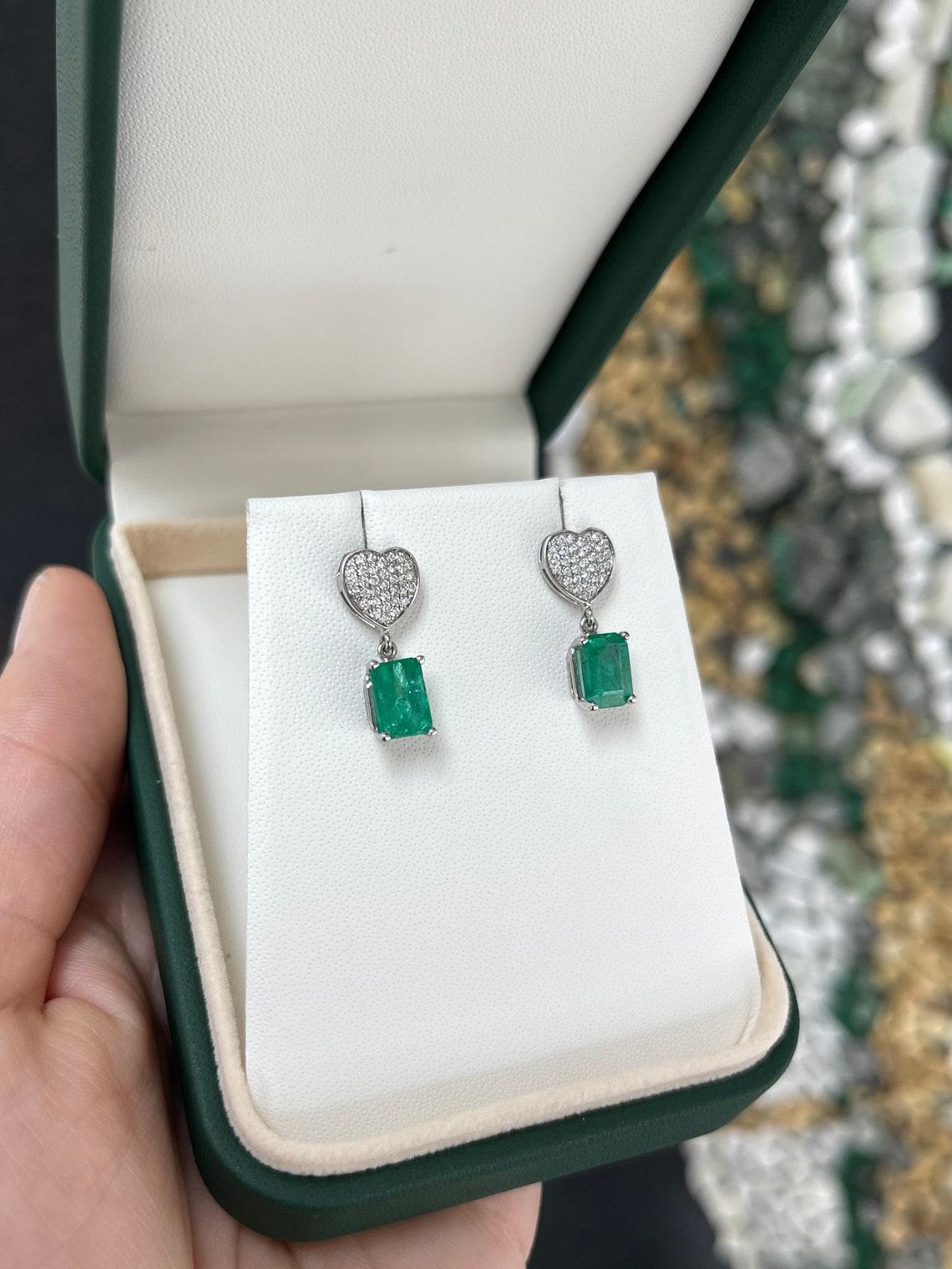 3,20tcw 14K Smaragd & Diamant Herz-Ohrringe mit reichhaltigem grünem Smaragd in Krappenfassung mit Smaragd Damen im Angebot