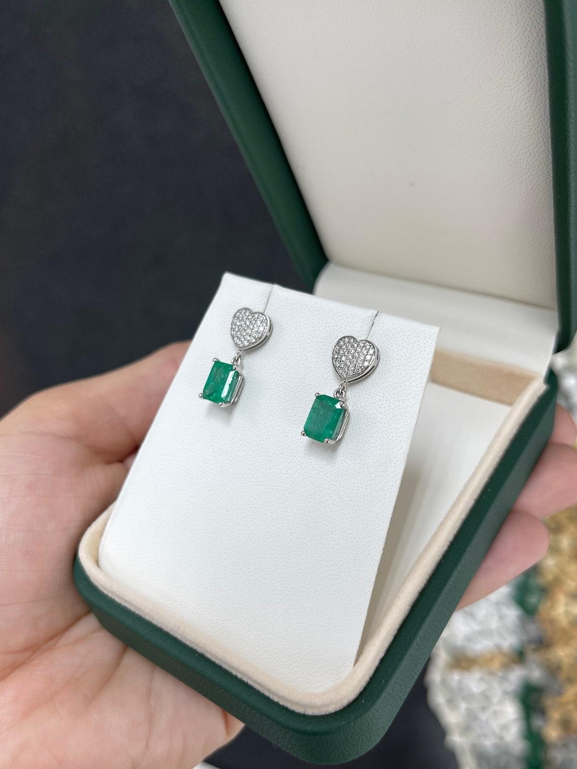 3,20tcw 14K Smaragd & Diamant Herz-Ohrringe mit reichhaltigem grünem Smaragd in Krappenfassung mit Smaragd im Angebot 1
