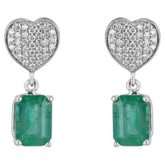 Pendientes colgantes de esmeralda y diamantes de 3,20 quilates y 14 quilates con corazón engastado en verde rico Esmeralda