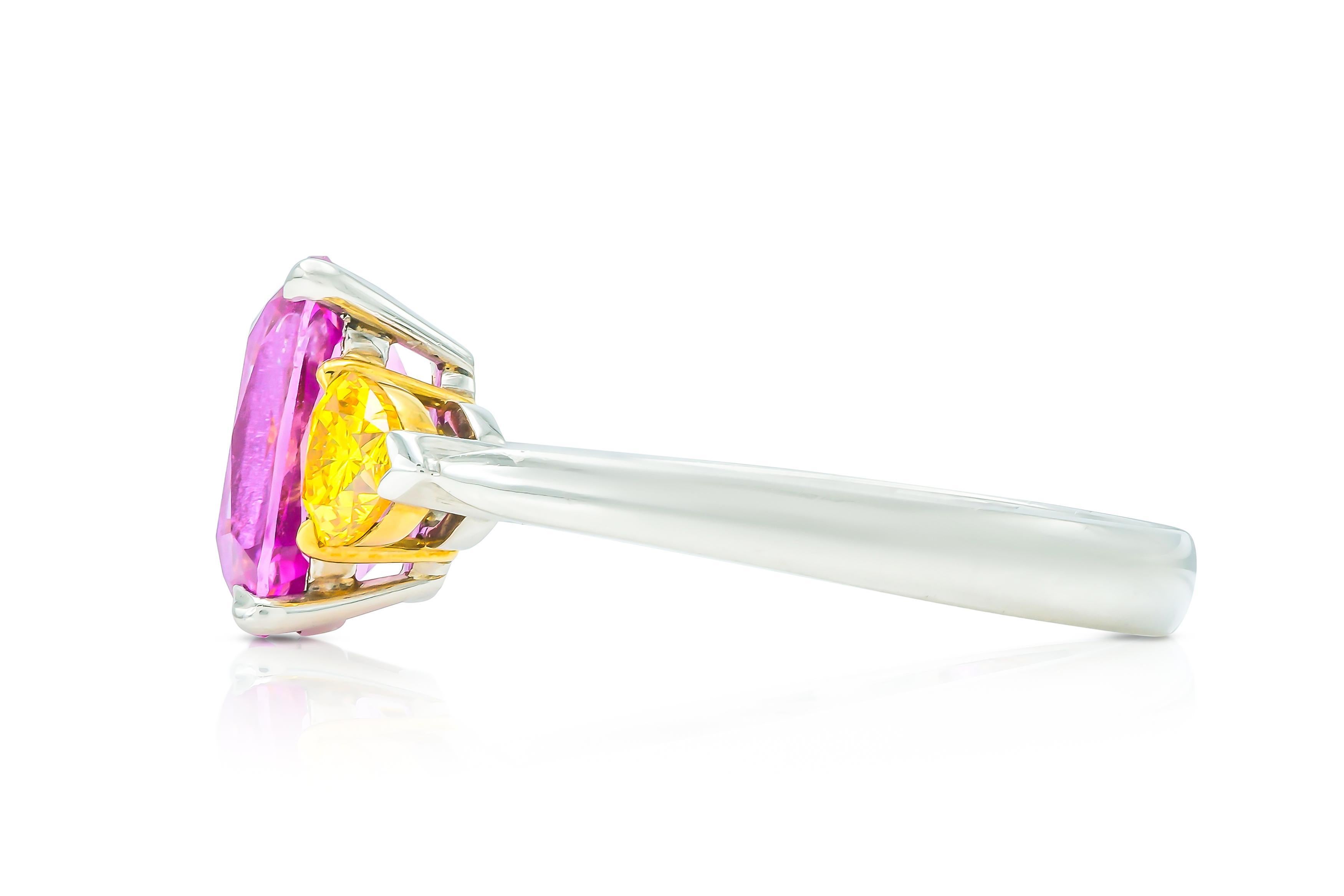 Taille coussin Bague avec saphir rose taille coussin de 3,21 carats et diamants jaunes de 0,68 carat en vente