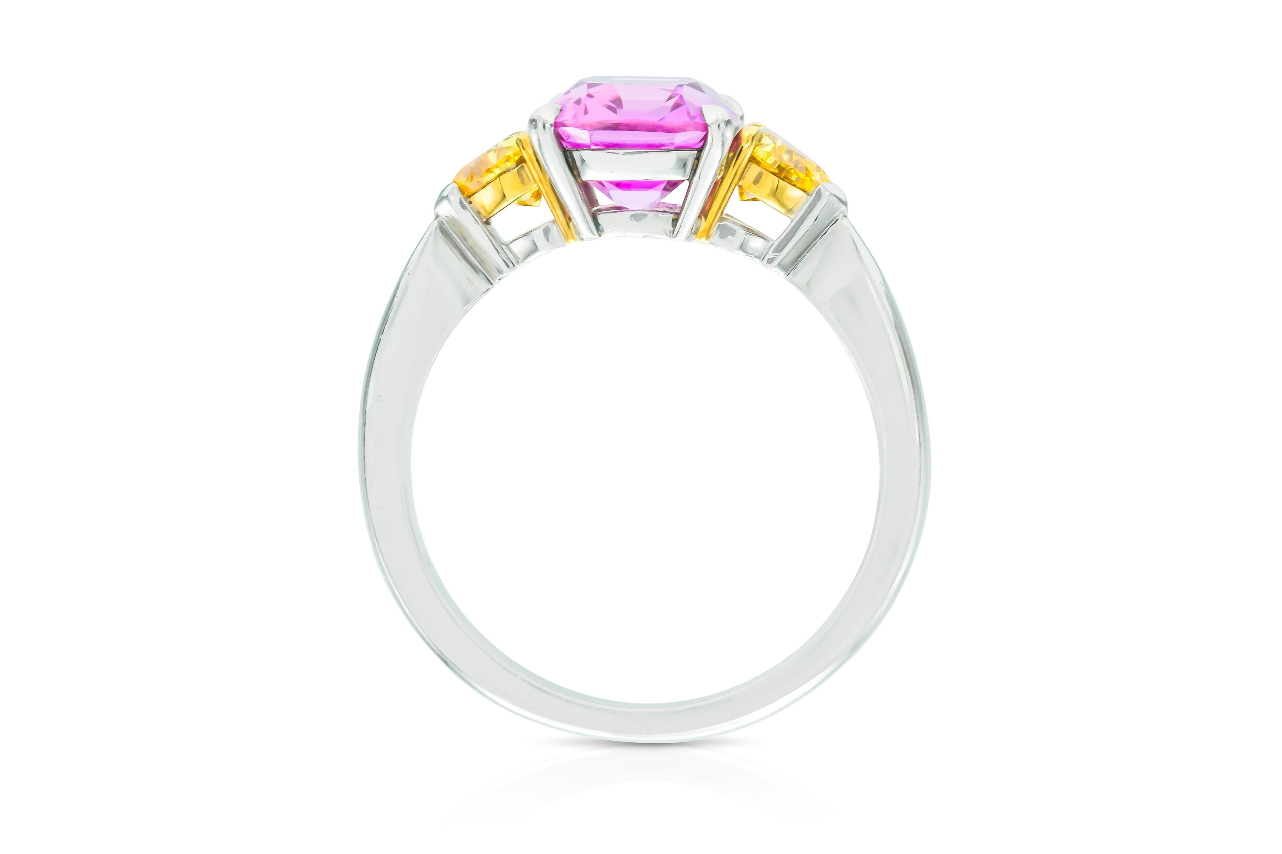 Bague avec saphir rose taille coussin de 3,21 carats et diamants jaunes de 0,68 carat Bon état - En vente à New York, NY