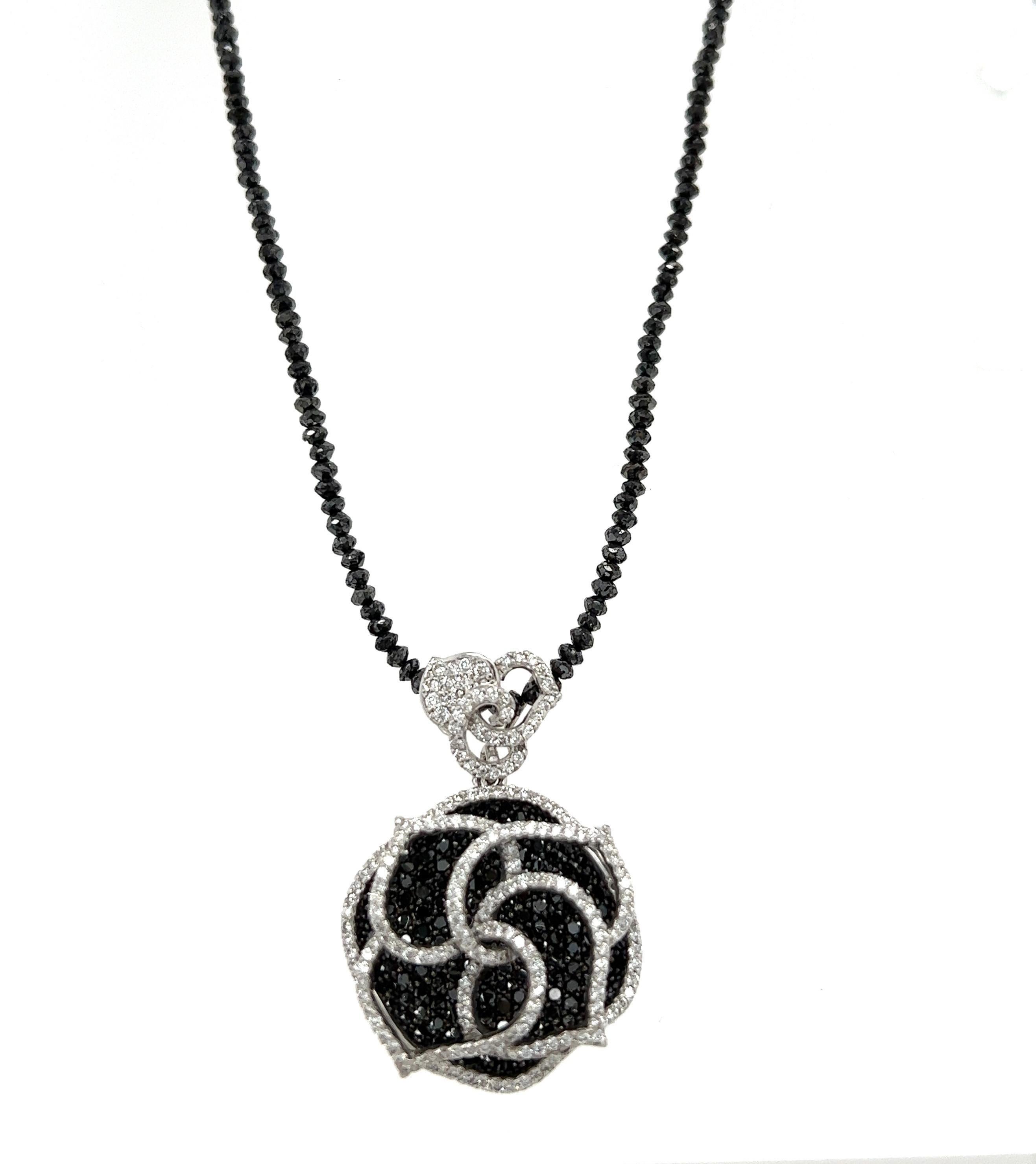 3.21 Carat Diamond Flower Pendentif Black Diamond Briolette Cut Necklace

Ce magnifique collier est orné d'un splendide pendentif en diamants noirs et blancs en forme de fleur. Whiting compte 2,12 carats de diamants noirs et 1,09 carats de diamants