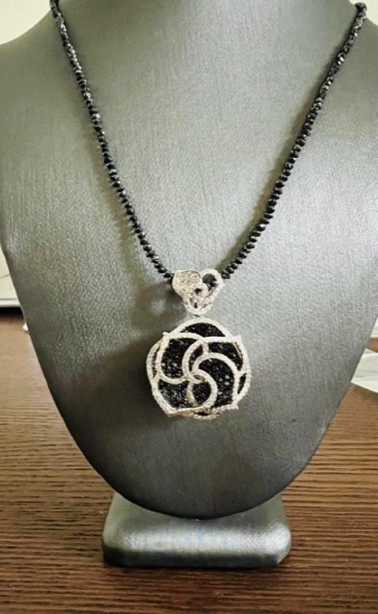 Contemporain 3.21 Carat Diamond Flower Pendentif Black Diamond Briolette Cut Necklace en vente
