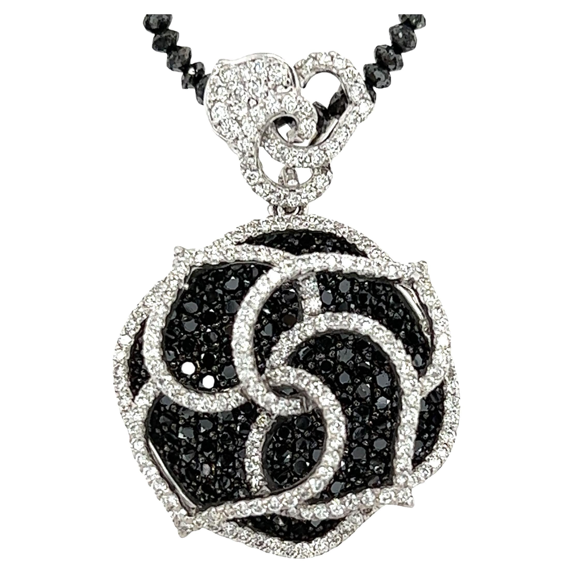 3.21 Carat Diamond Flower Pendentif Black Diamond Briolette Cut Necklace en vente