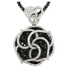 Pendentif fleur en diamants noirs taille briolette de 3,21 carats  Collier