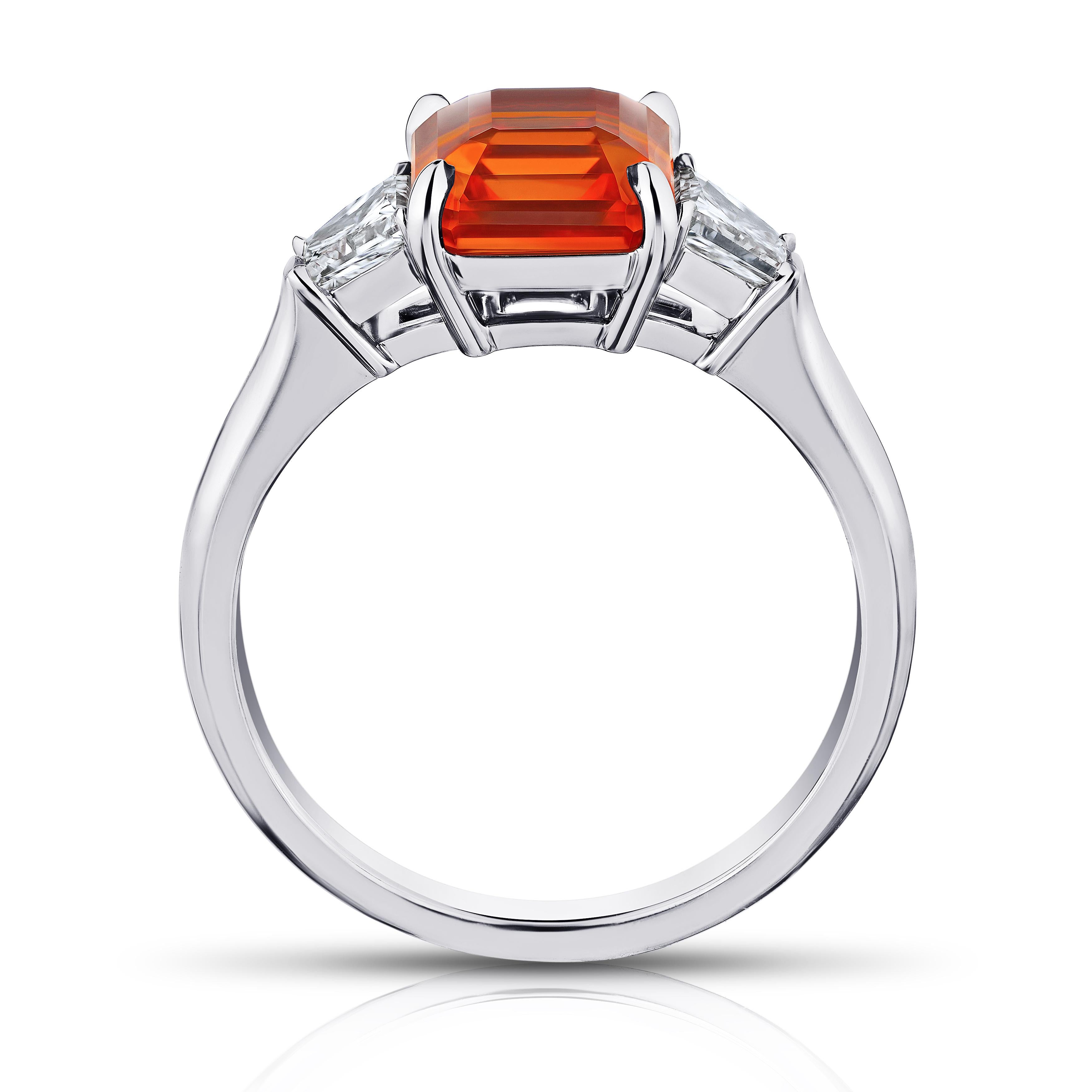 Anillo de zafiro naranja y diamantes talla esmeralda de 3,21 quilates Contemporáneo en venta
