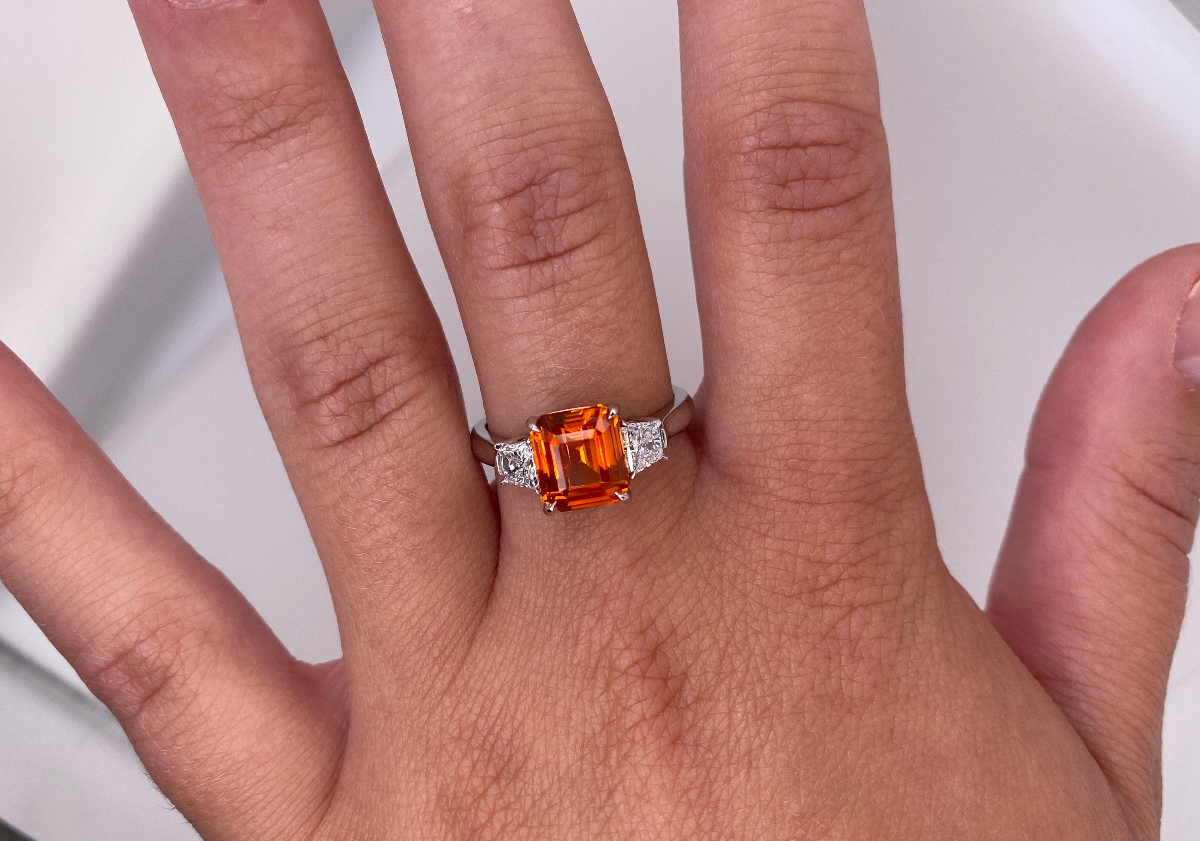 Anillo de zafiro naranja y diamantes talla esmeralda de 3,21 quilates en Nuevo estado para la venta en New York, NY