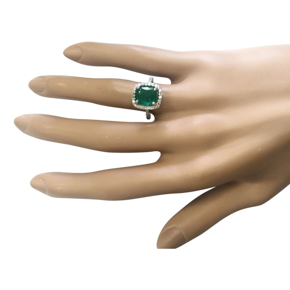 Natural Emerald 14 Karat White Gold Diamond Ring In New Condition For Sale In Los Angeles, CA