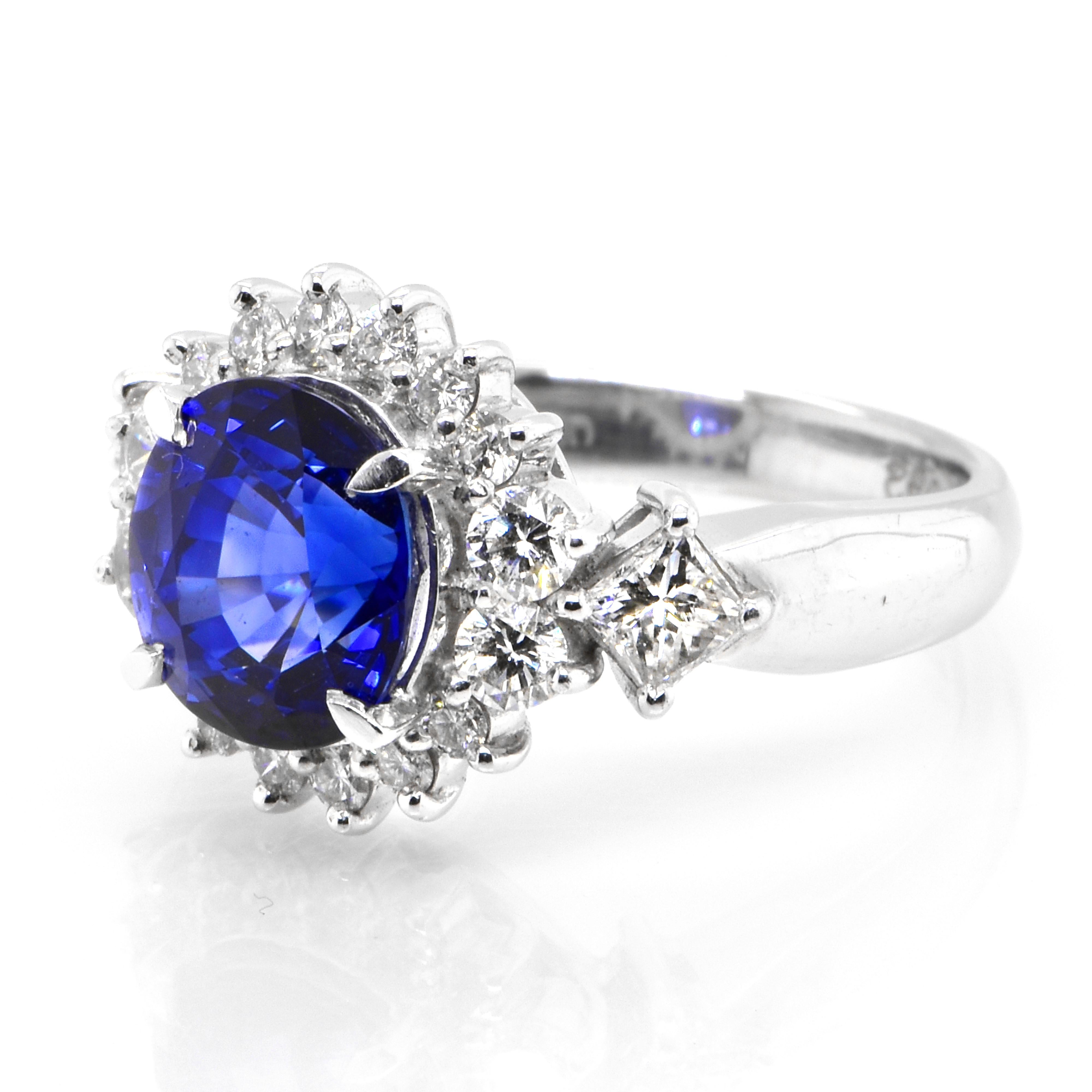 Cette magnifique bague est ornée d'un saphir bleu royal naturel de 3,21 carats et d'accents de diamants de 0,82 carats, le tout serti dans du platine. Les saphirs ont une durabilité extraordinaire - ils excellent en termes de dureté ainsi que de