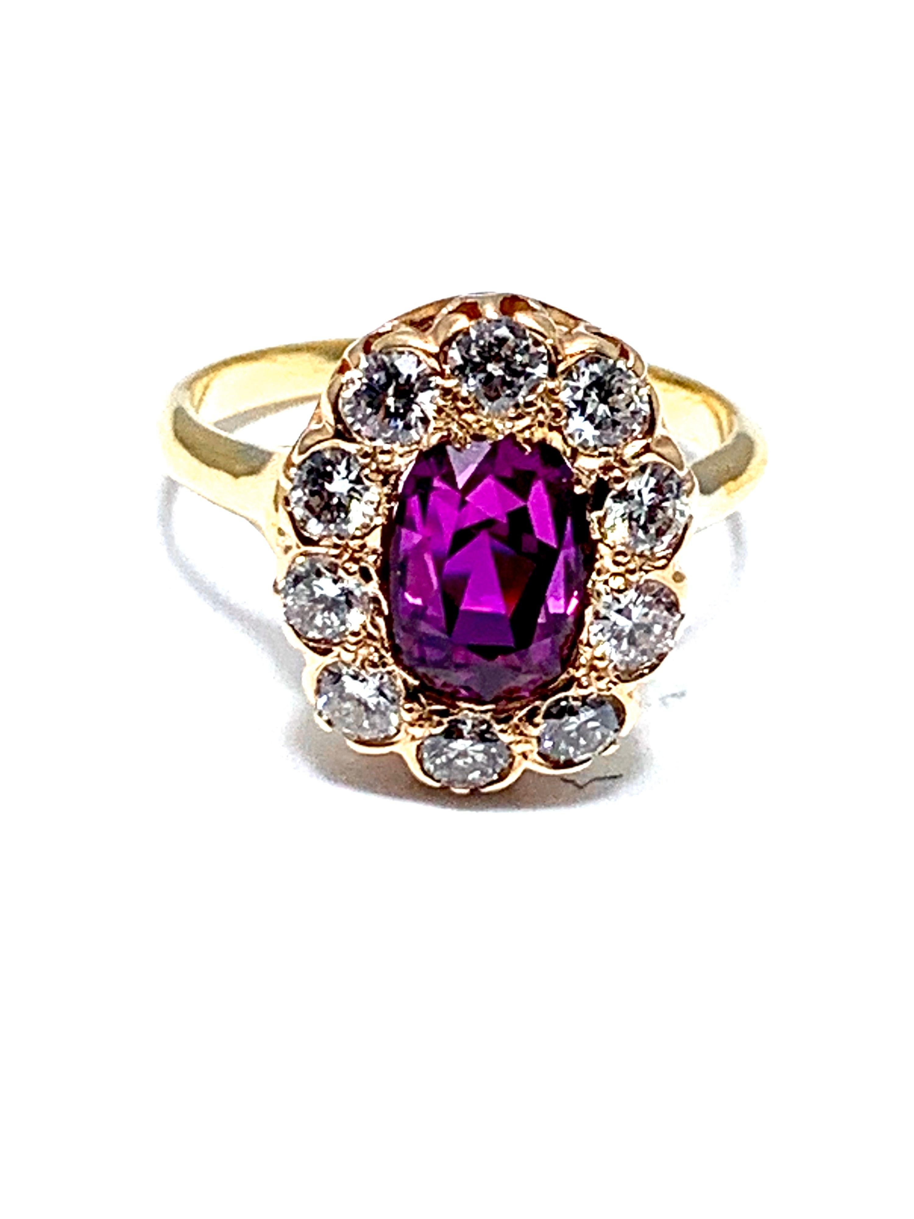 3.21 Carat Purplish Pink Sapphire and Round Brilliant Diamond Yellow Gold Ring For Sale 1
