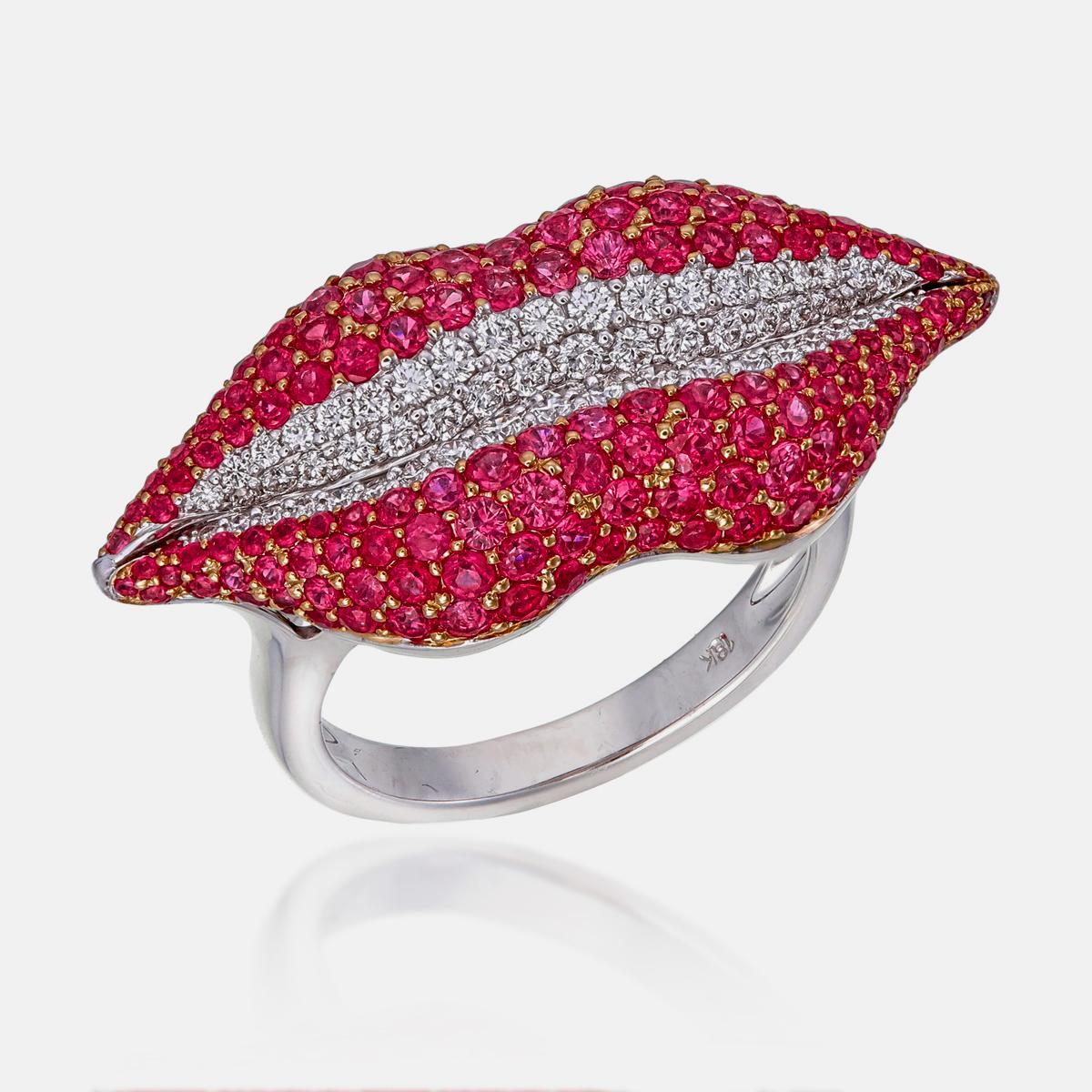 Wir stellen einen brandneuen Rubin- und Diamantring von Rewa Jewels vor.

Es gibt 1,88 Karat Rubine und 1,33 Karat Diamanten. 

Der Ring ist aus 18 Karat Weißgold gefertigt und wiegt 9,26 Gramm. Sie kann auf Wunsch in der Größe angepasst werden, um