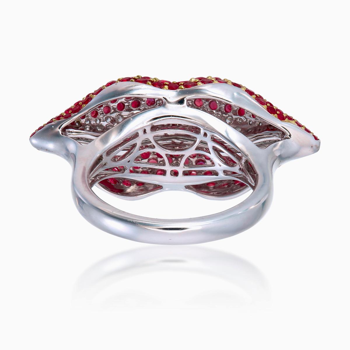 Ring aus 18 Karat Weißgold mit 3,21 Karat Rubin und Diamant (Rundschliff) im Angebot