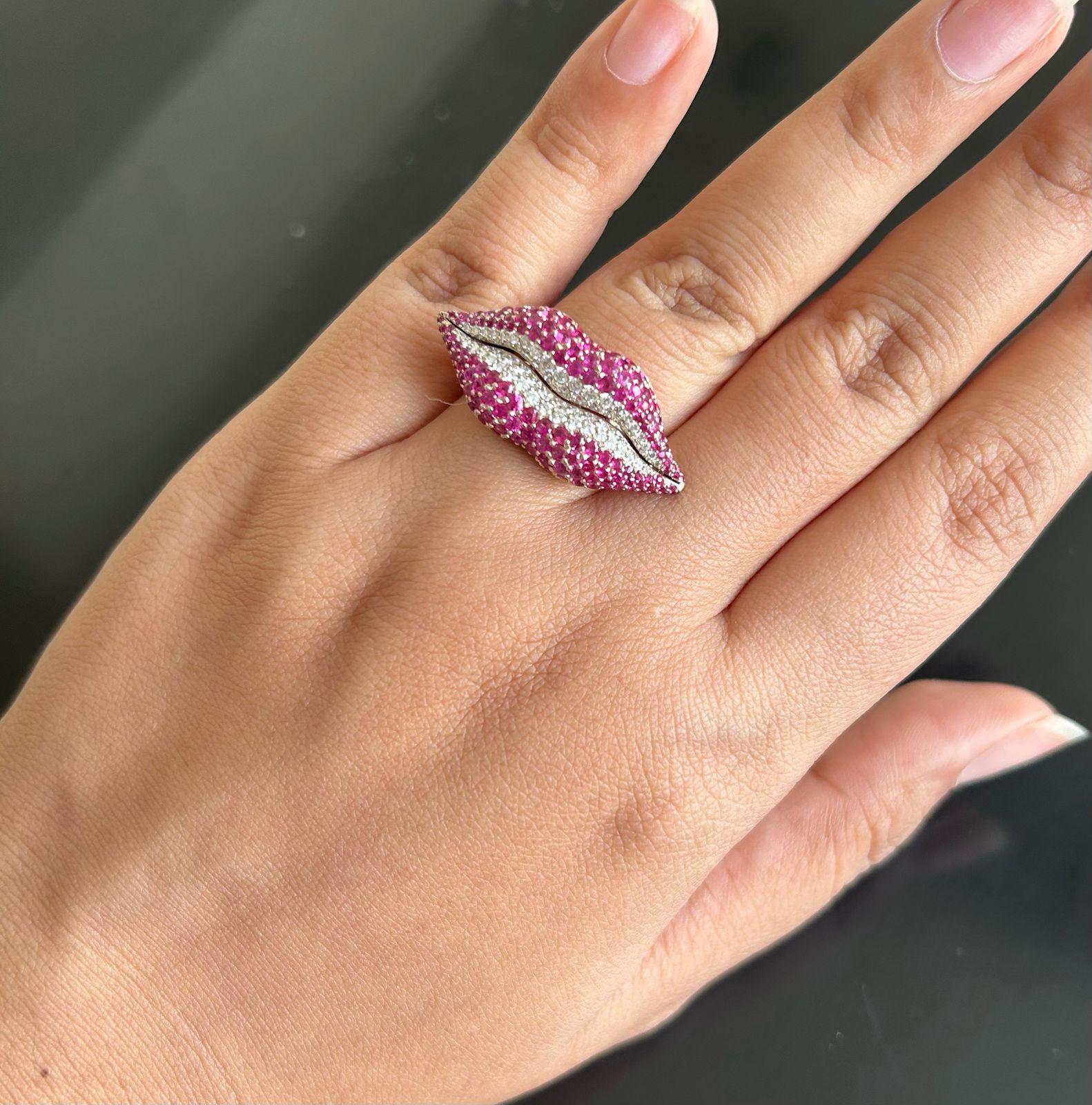 Ring aus 18 Karat Weißgold mit 3,21 Karat Rubin und Diamant im Zustand „Neu“ im Angebot in Bangkok, TH