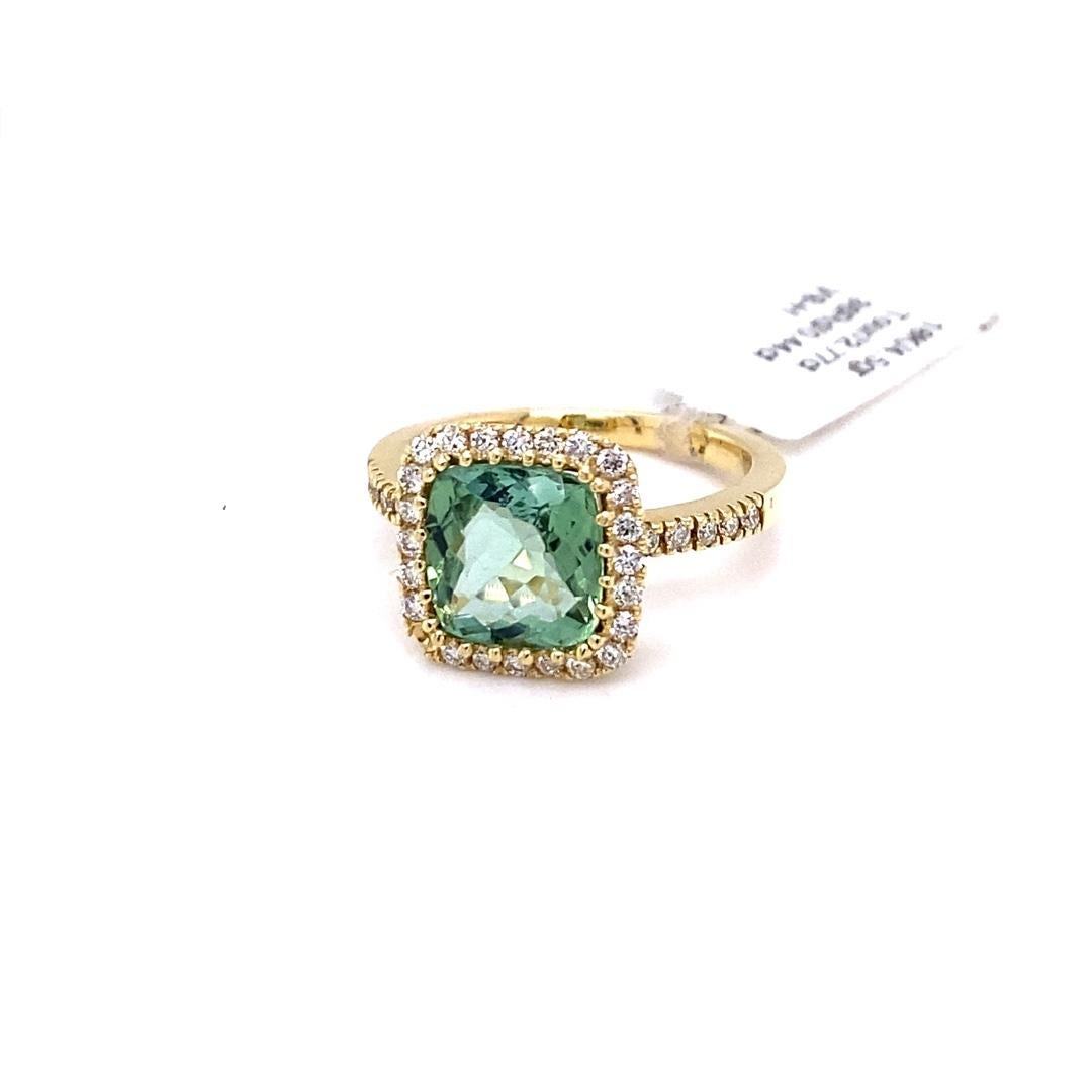 3,21 Karat Turmalin Diamant Gelbgold Verlobungsring

Dieser wunderschön gestaltete Ring hat einen grünen Turmalin im Ascher-Schliff, der 2,77 Karat wiegt und von 36 Diamanten im Rundschliff umgeben ist, die 0,44 Karat wiegen (Reinheit: VS2, Farbe: