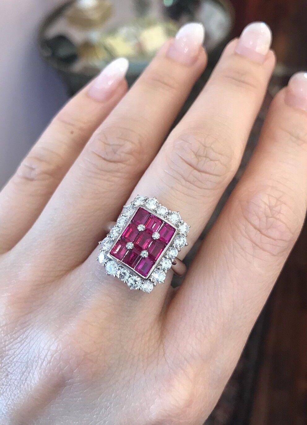 Bague en platine avec diamants baguettes et ronds en rubis d'un poids total de 3,21 carats

Cette magnifique bague en rubis et diamant présente 1,91 carats de rubis baguettes de couleur rouge foncé, sertis au centre dans un rectangle et entourés de