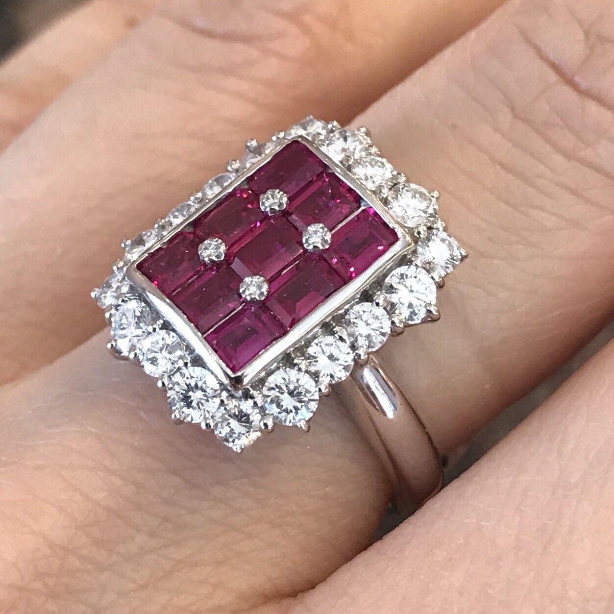 Taille baguette Bague en platine avec rubis baguette et diamant rond de 3,21 carats en vente