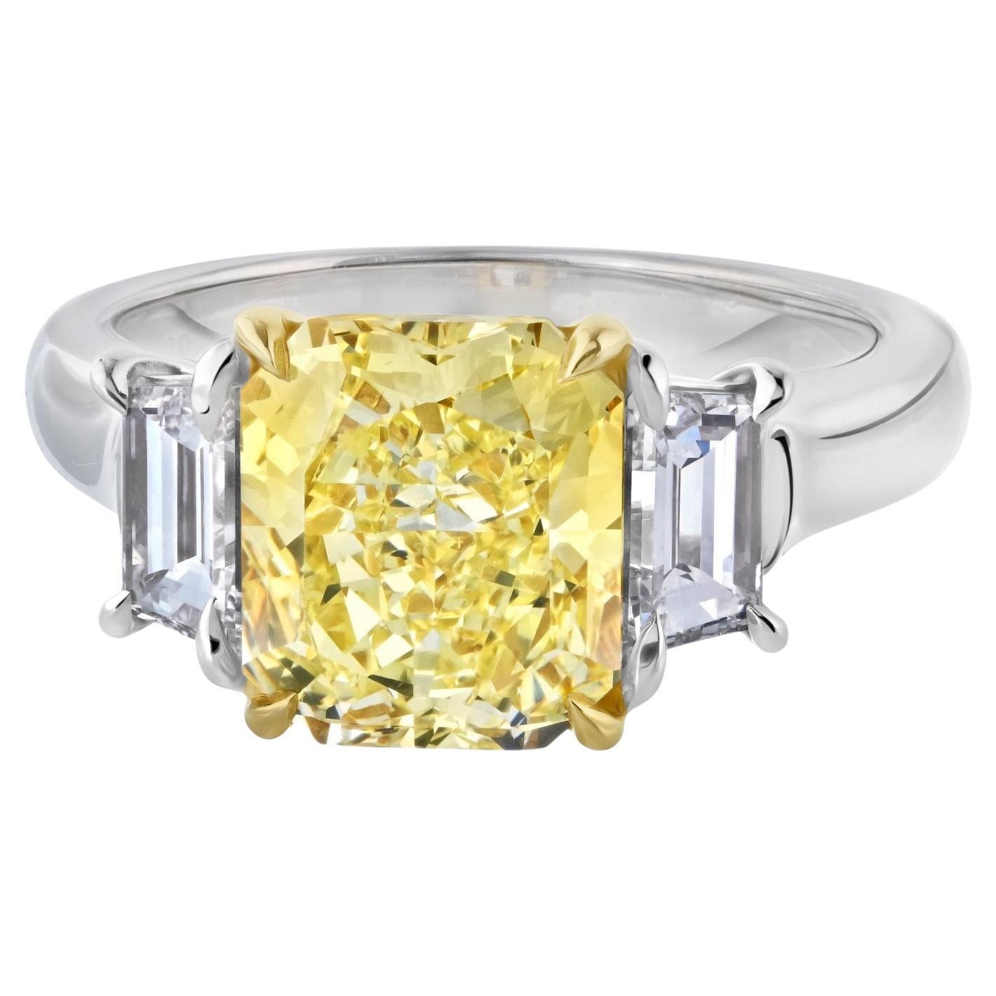 Bague de fiançailles à trois pierres en platine avec diamant jaune fantaisie taille radiant de 3,21 carats
