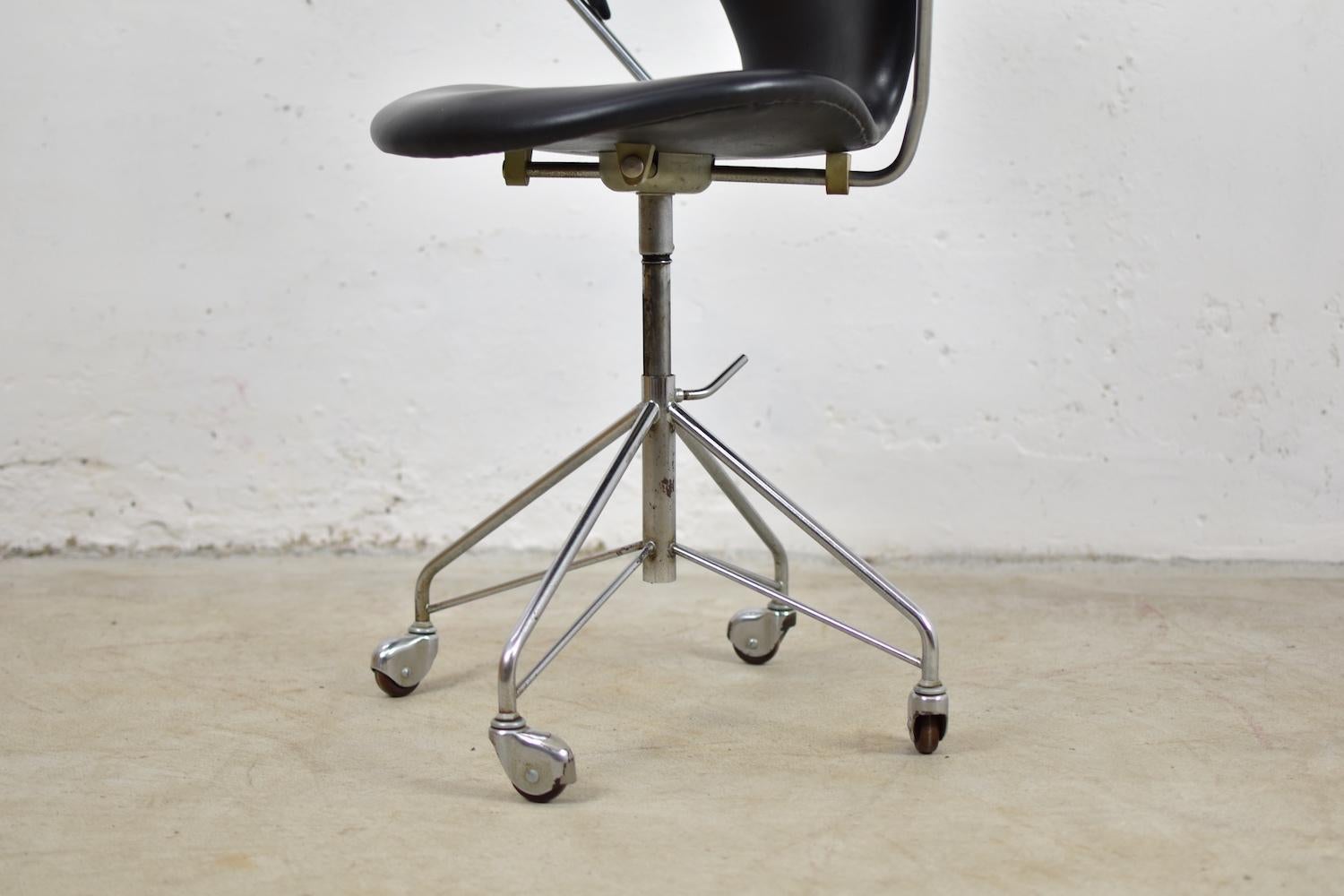 Scandinavian Modern ‘3217’ Swivel Desk Chair by Arne Jacobsen for Fritz Hansen, Denmark, 1955