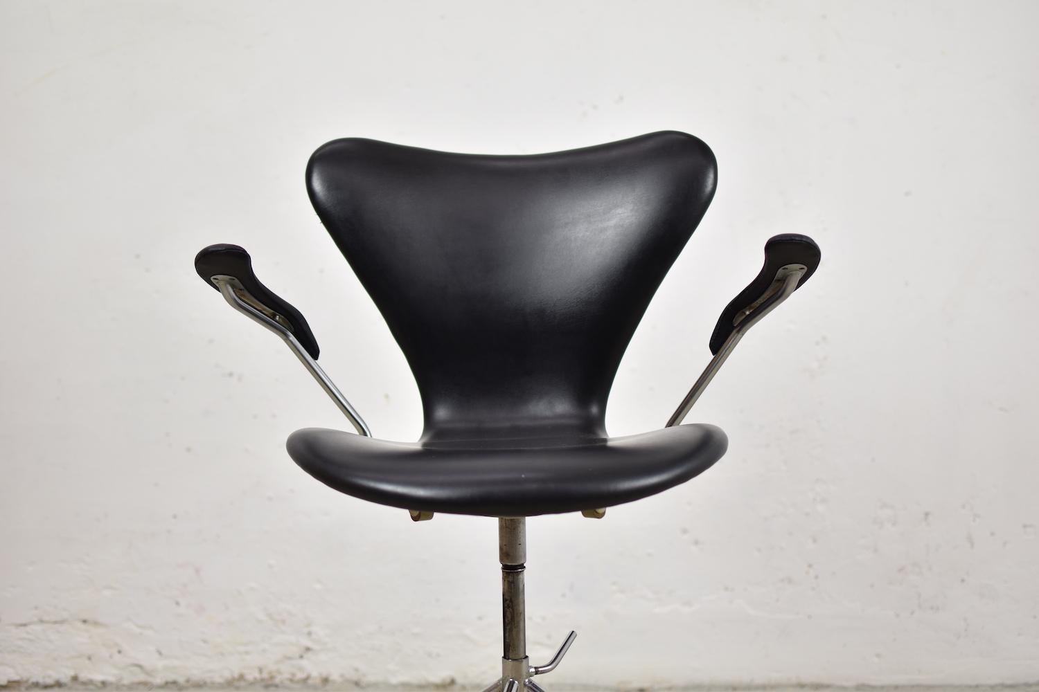 Mid-20th Century ‘3217’ Swivel Desk Chair by Arne Jacobsen for Fritz Hansen, Denmark, 1955