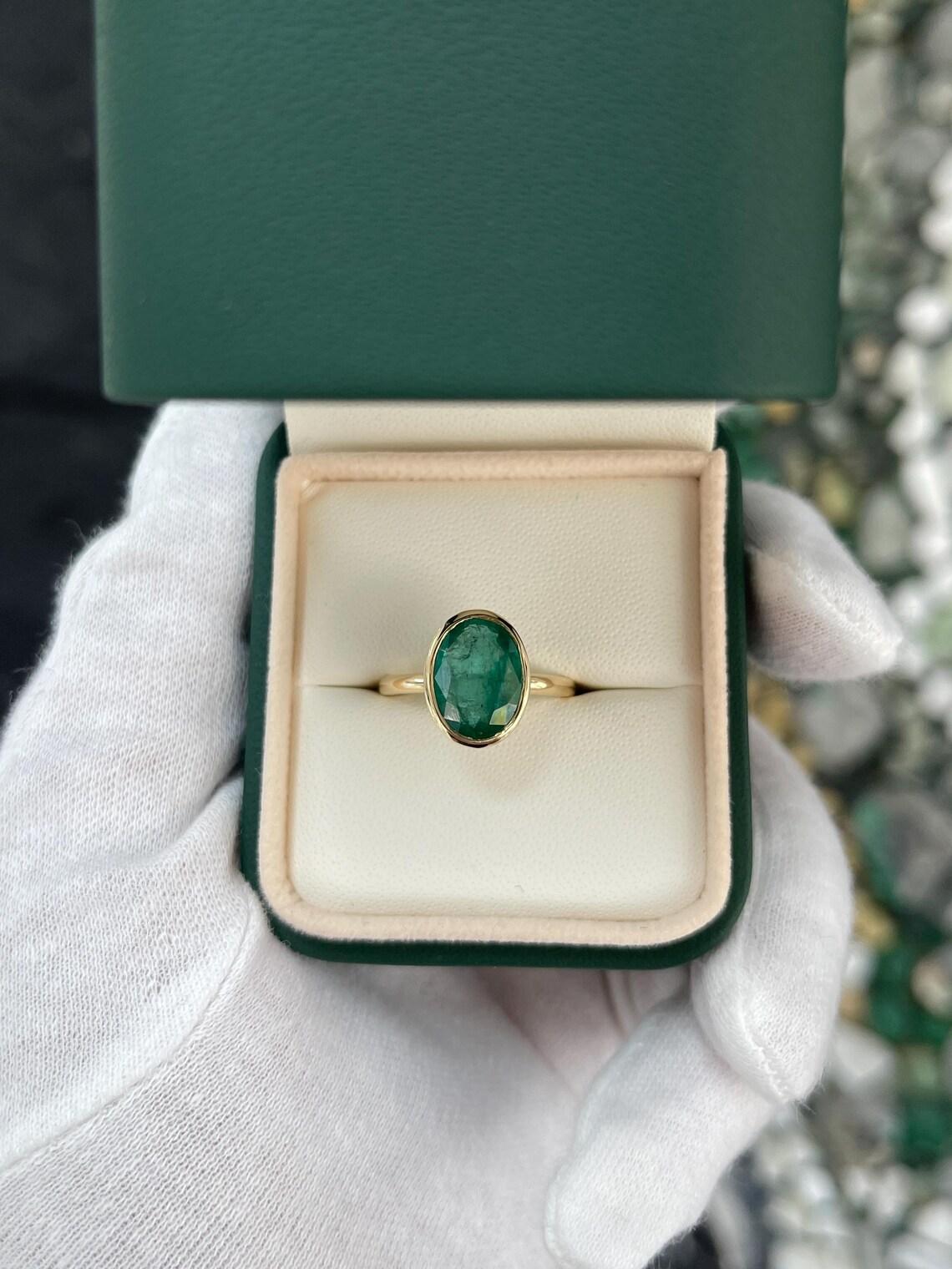 3,21 Karat Dunkelgrüner ovaler Smaragd schafft einen auffälligen Solitär-Statement-Ring (Viktorianisch) im Angebot