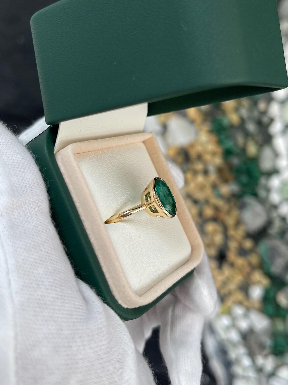 3,21 Karat Dunkelgrüner ovaler Smaragd schafft einen auffälligen Solitär-Statement-Ring (Ovalschliff) im Angebot