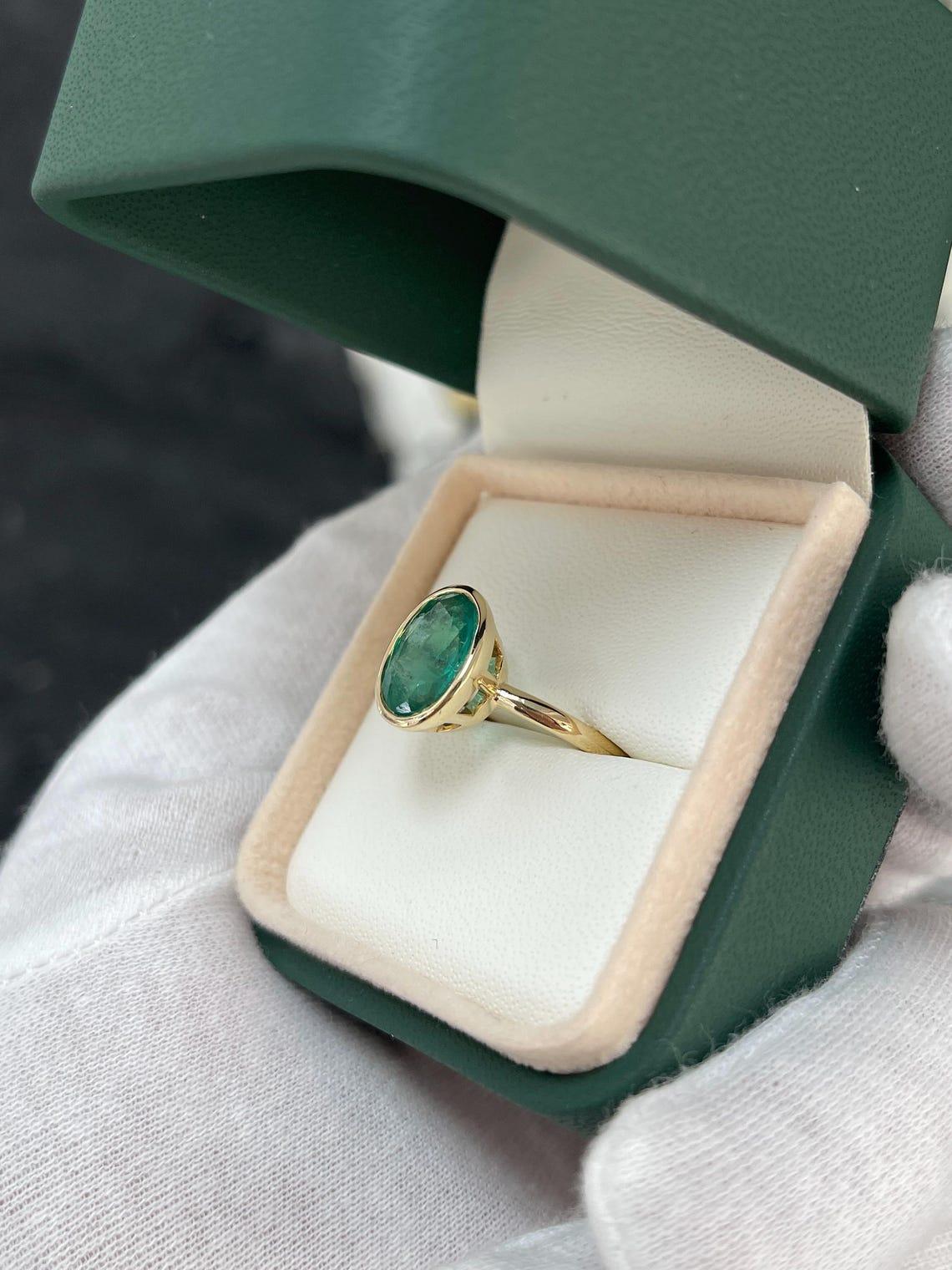 3,21 Karat Dunkelgrüner ovaler Smaragd schafft einen auffälligen Solitär-Statement-Ring im Zustand „Neu“ im Angebot in Jupiter, FL