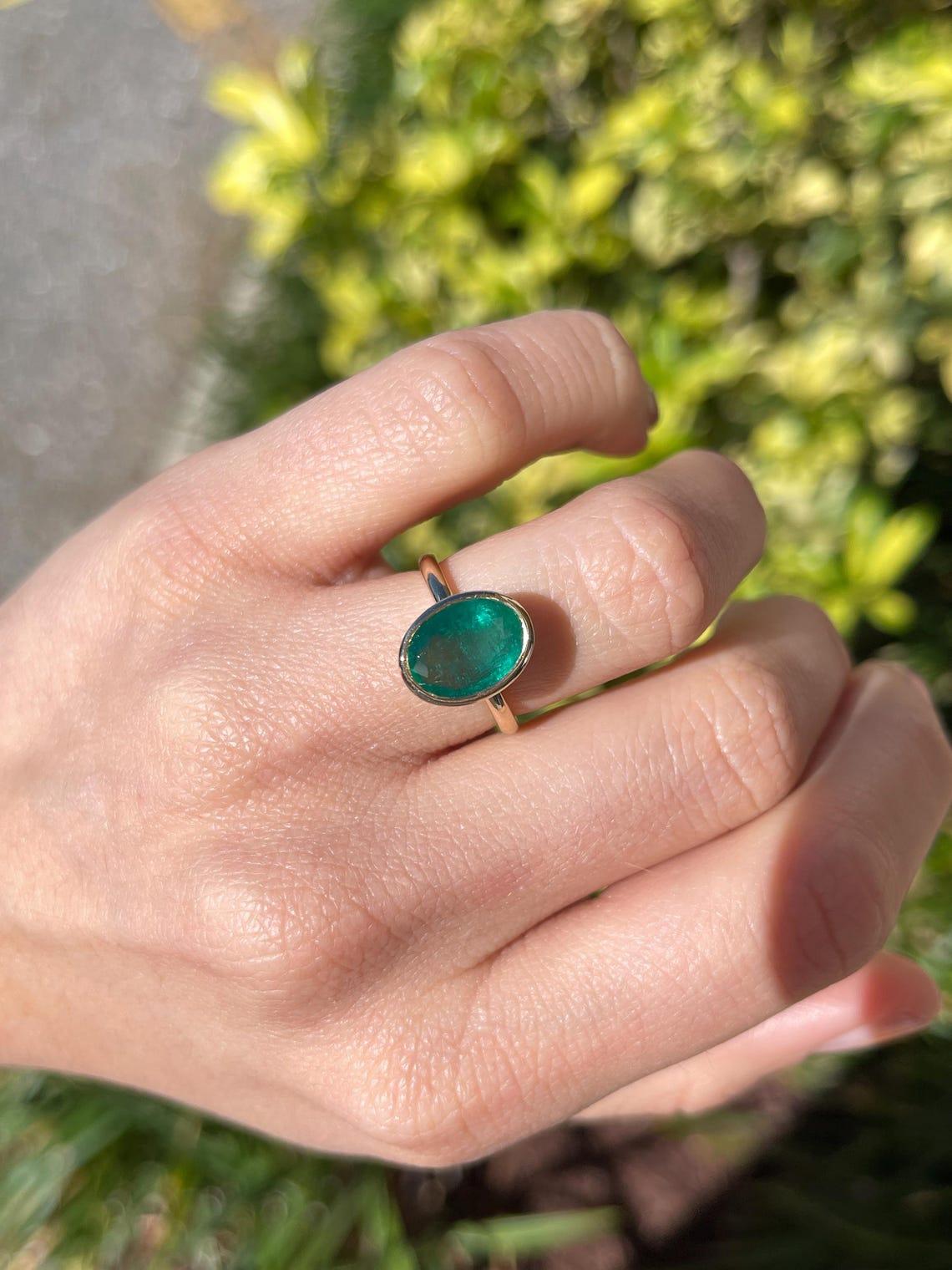 3,21 Karat Dunkelgrüner ovaler Smaragd schafft einen auffälligen Solitär-Statement-Ring Damen im Angebot